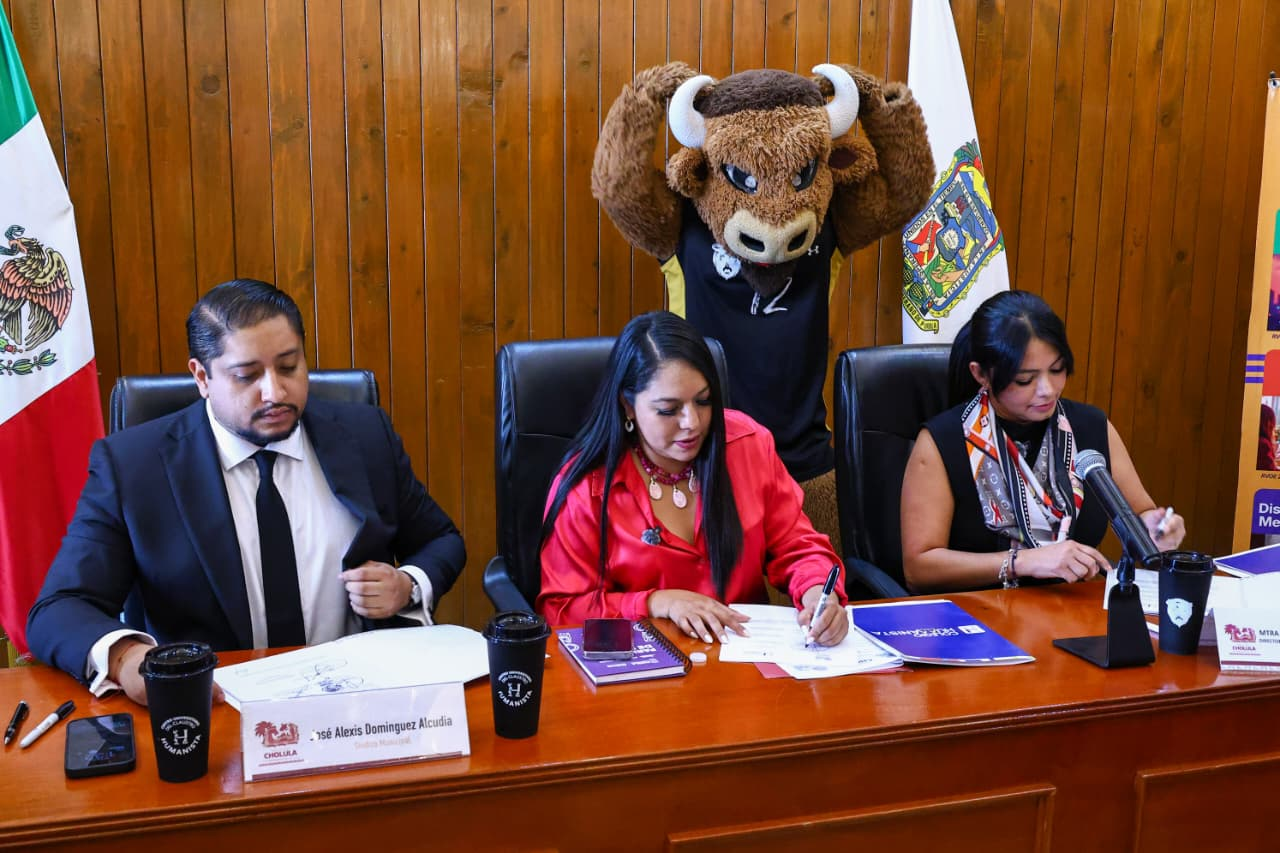 Tonantzin Fernández firma convenio universitario para otorgar 32 becas a jóvenes cholultecas