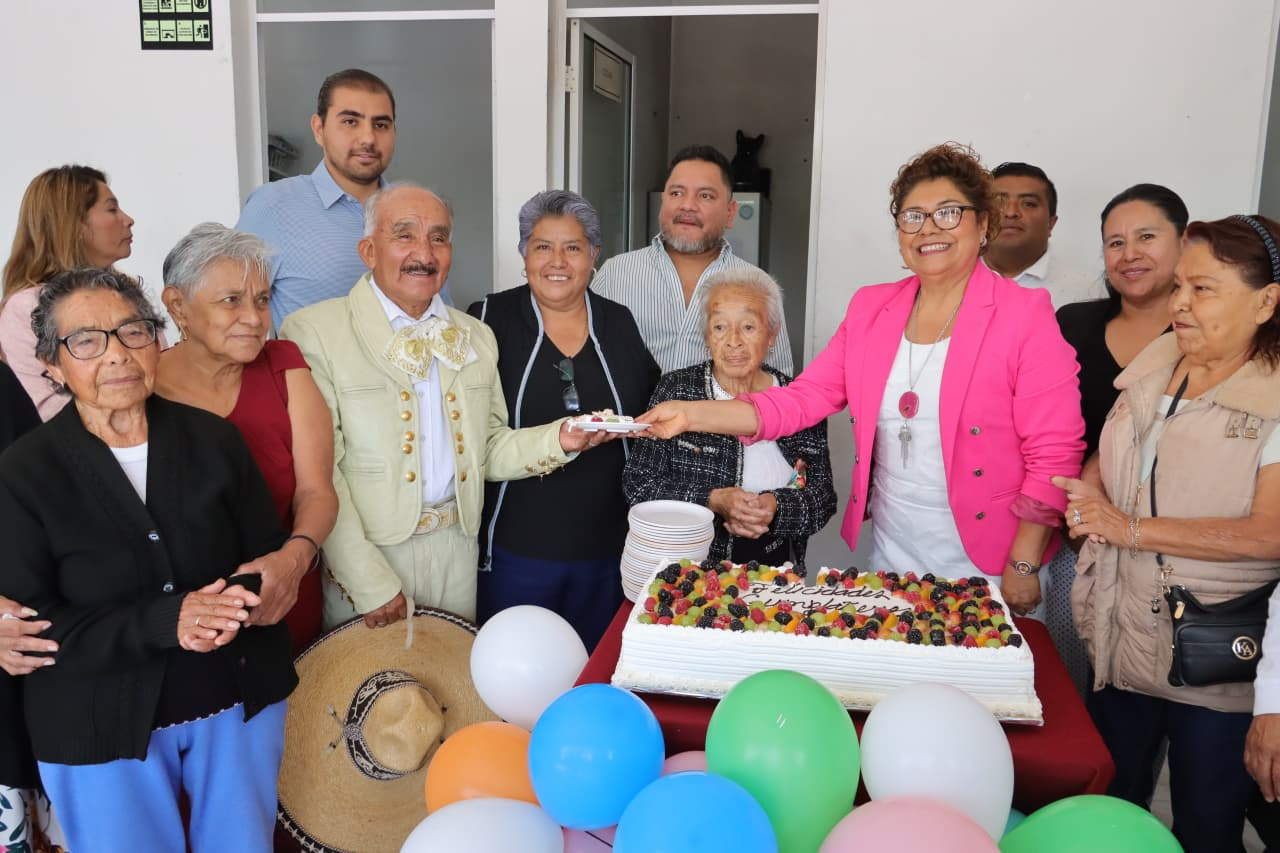 Tere Alfaro reconoce legado de adultos mayores durante festejo del Día del Abuelo en Sanctorum