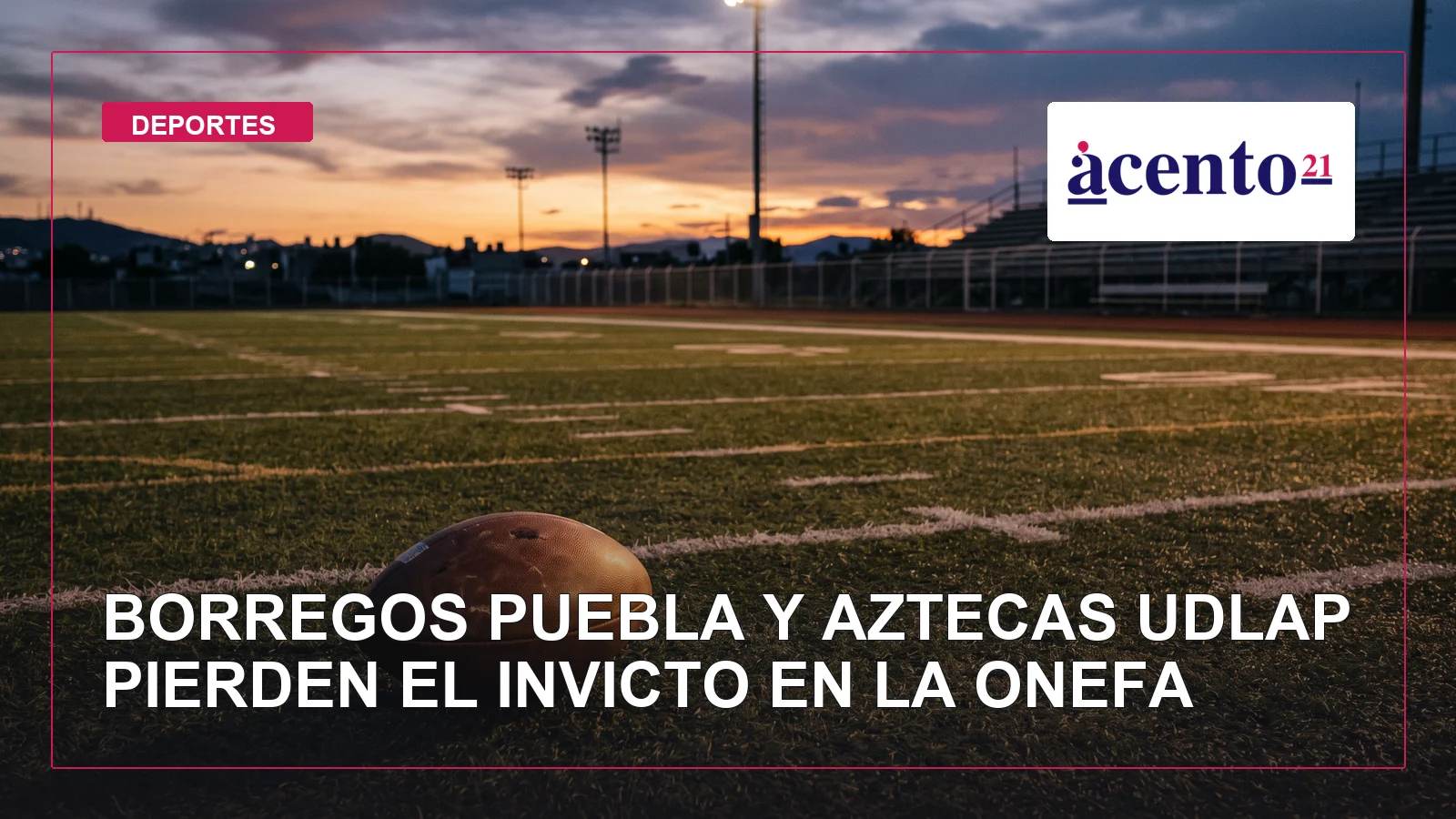 Campo vacío de futbol americano con un balón al atardecer