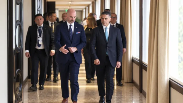 Terrance Cole y Omar García Harfuch caminan en un corredor durante una conferencia internacional en Buenos Aires