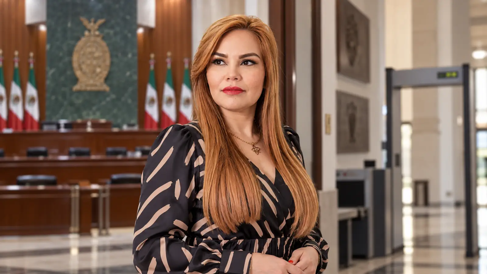 Paola Iveth Gárate en un corredor legislativo con un control de seguridad al fondo
