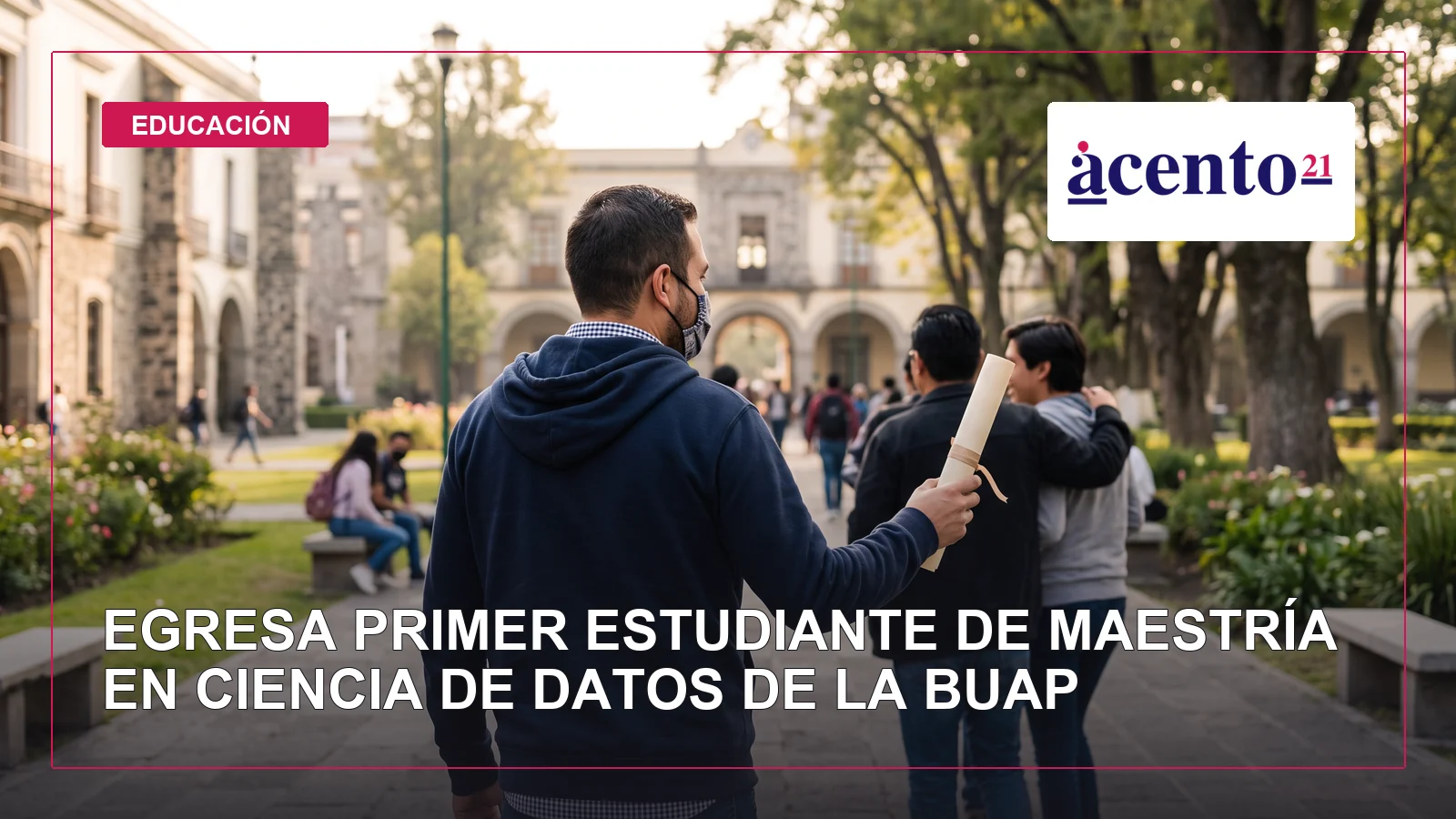 Estudiante visto de espaldas con un diploma en un campus universitario de Puebla