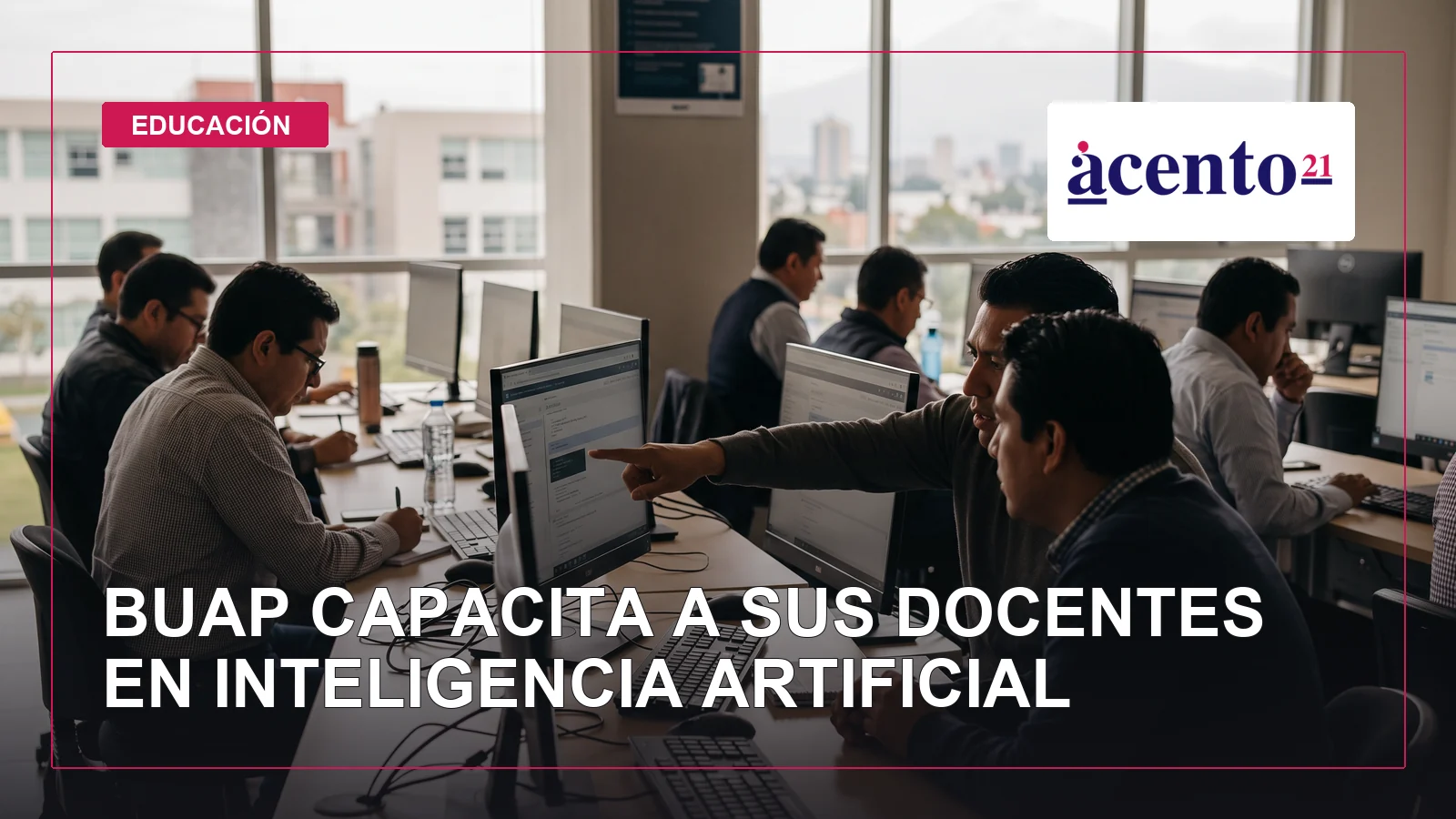 Docentes trabajan con computadoras durante una capacitación tecnológica