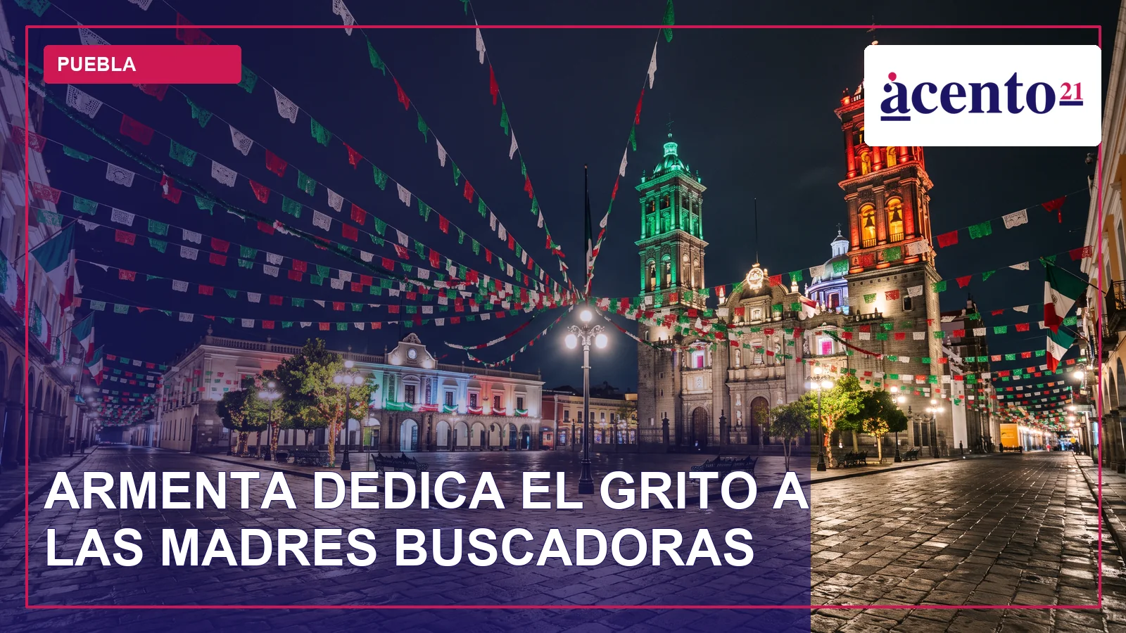 Zócalo de Puebla iluminado con adornos tricolores y la Catedral al fondo durante la noche, sin personas identificables