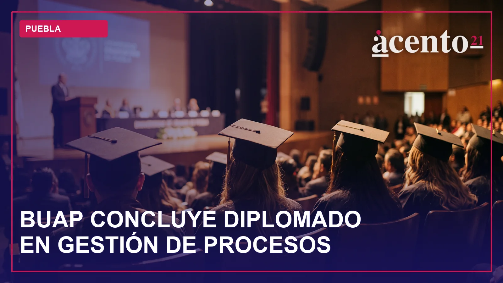 Un grupo de personas en un evento de clausura, con un podio y un telón de fondo institucional.