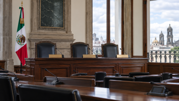 Sala de concejo municipal en Puebla, reconstrucción editorial con IA