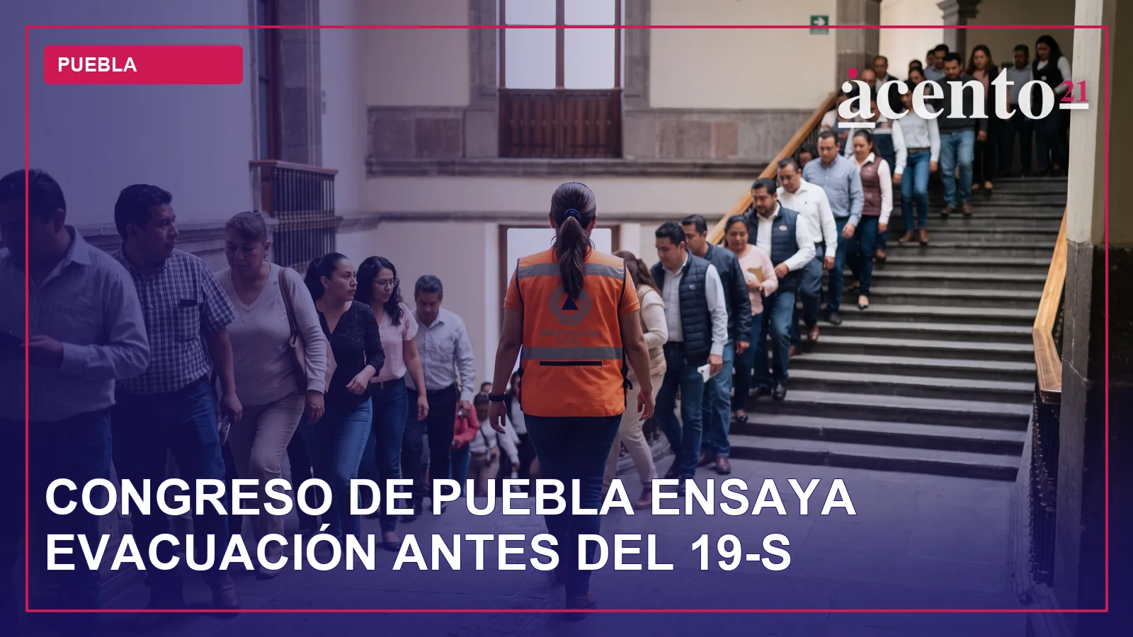 Edificio del Congreso del Estado de Puebla con personas evacuando