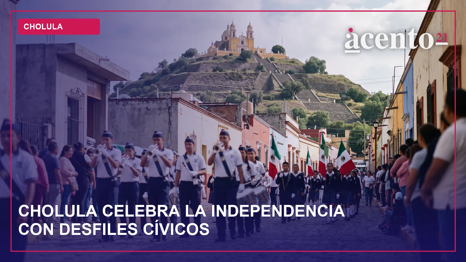 Una banda de guerra desfila por una calle, con edificios al fondo y personas observando.