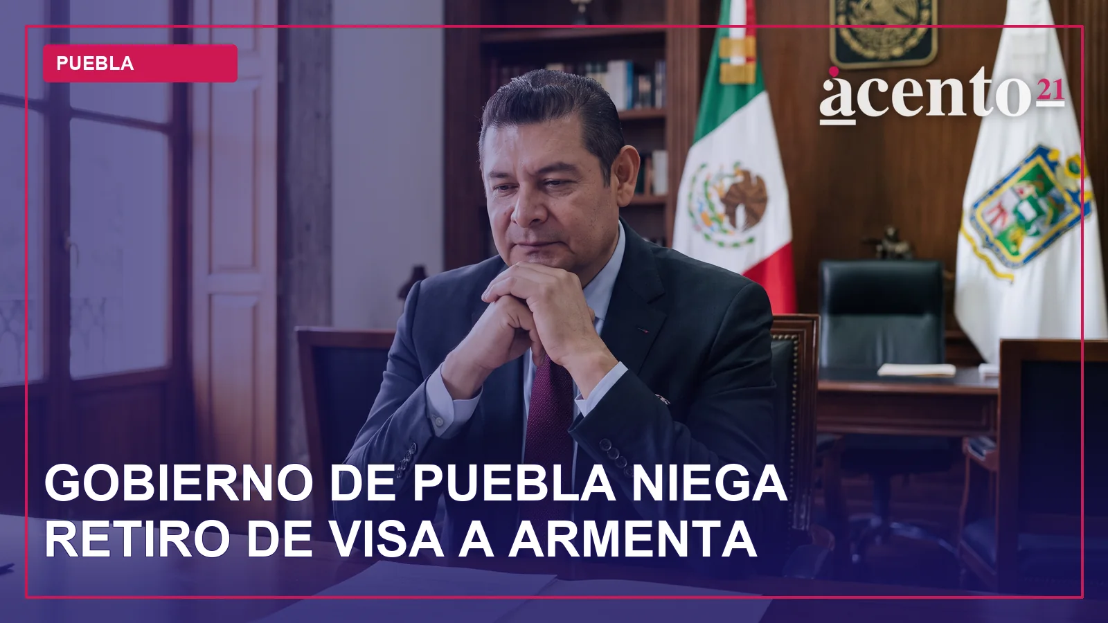 Pasaporte y documentos sobre un escritorio de oficina, sin personas