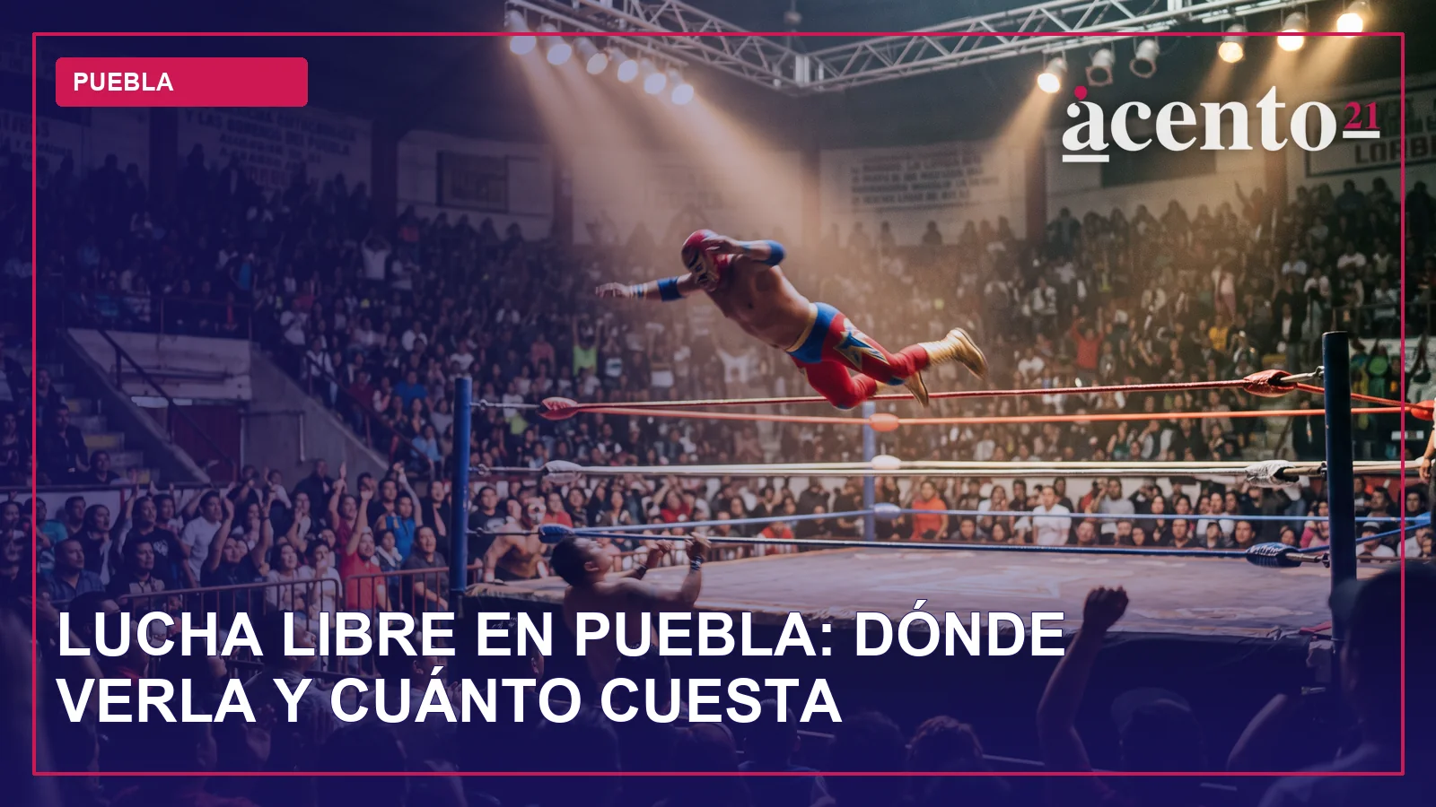 Vista aérea de un ring de lucha libre iluminado en una arena con gradas vacías.