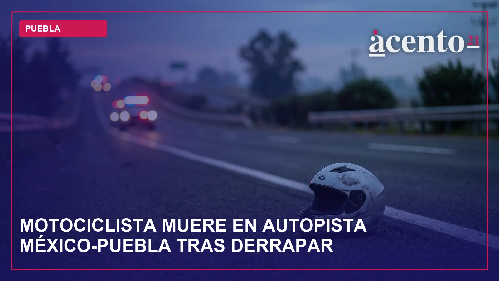 Una motocicleta derrapada en una carretera, con escombros dispersos.