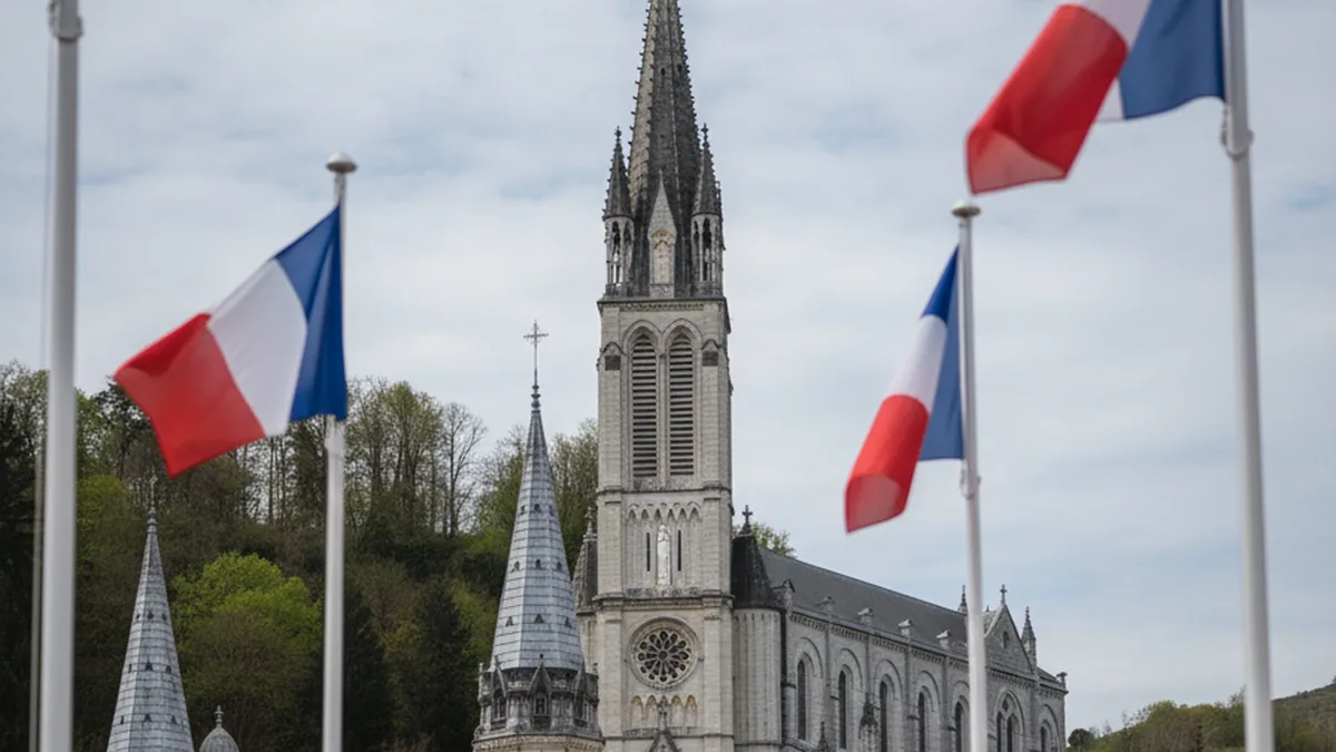 Papa León XIV visita Francia: ¿Qué temas sensibles abordará? Una imagen ilustrativa de la silueta de un pontífice con una cruz, sobre un fondo que sugiere la bandera francesa.