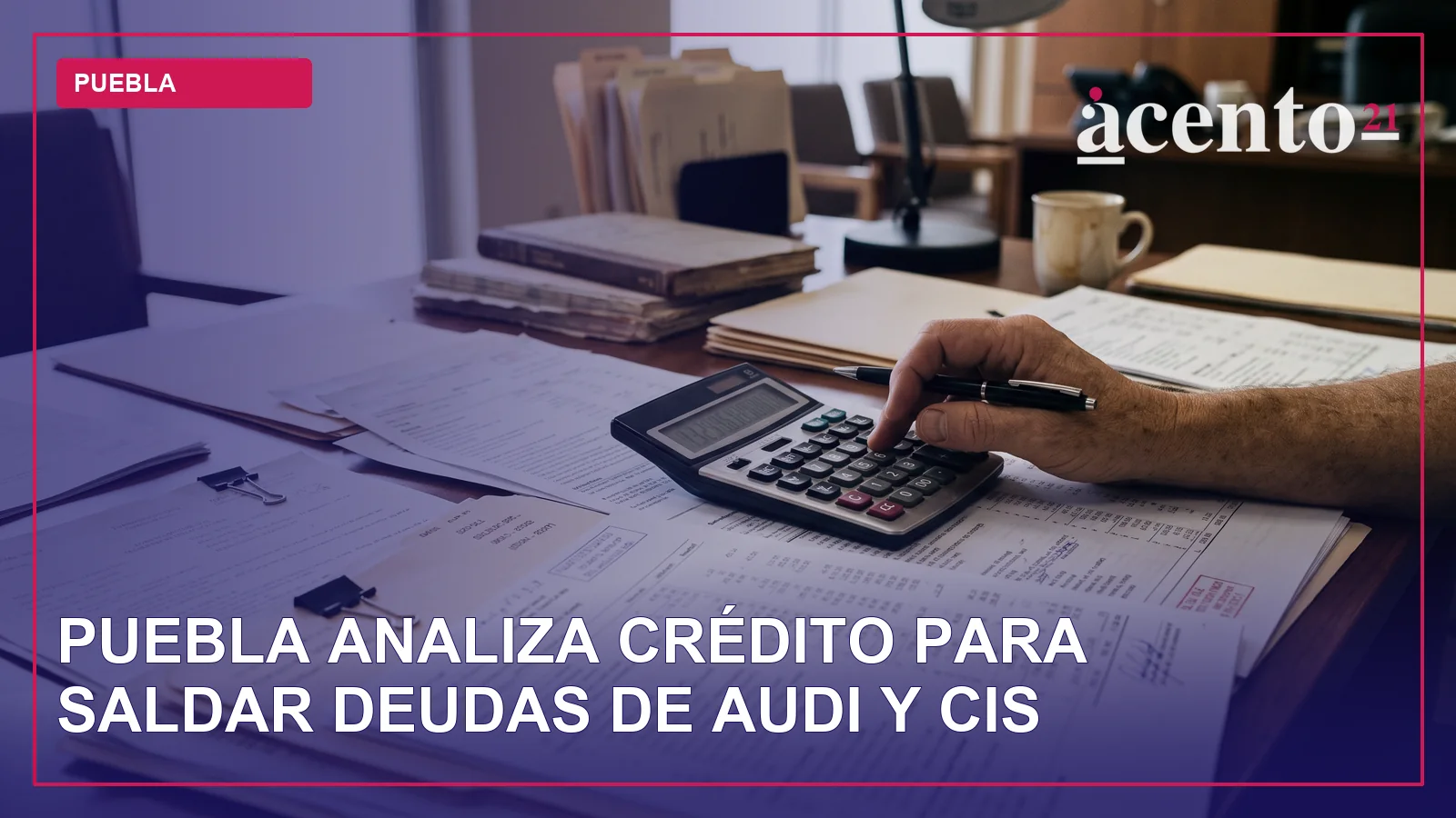Una representación gráfica de documentos financieros y una calculadora, simbolizando el análisis de deuda.