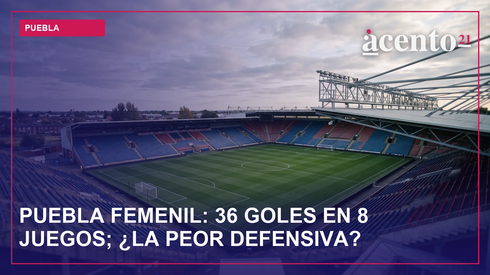 Vista aérea de un estadio de fútbol vacío con césped verde y líneas blancas, bajo un cielo parcialmente nublado.