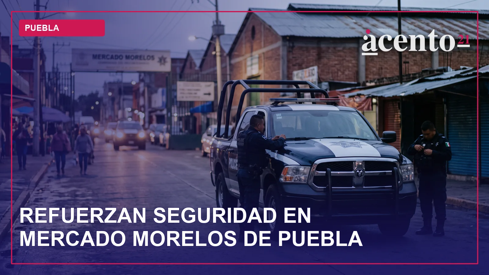 Patrulla de seguridad pública en un entorno urbano, posiblemente cerca de un mercado.