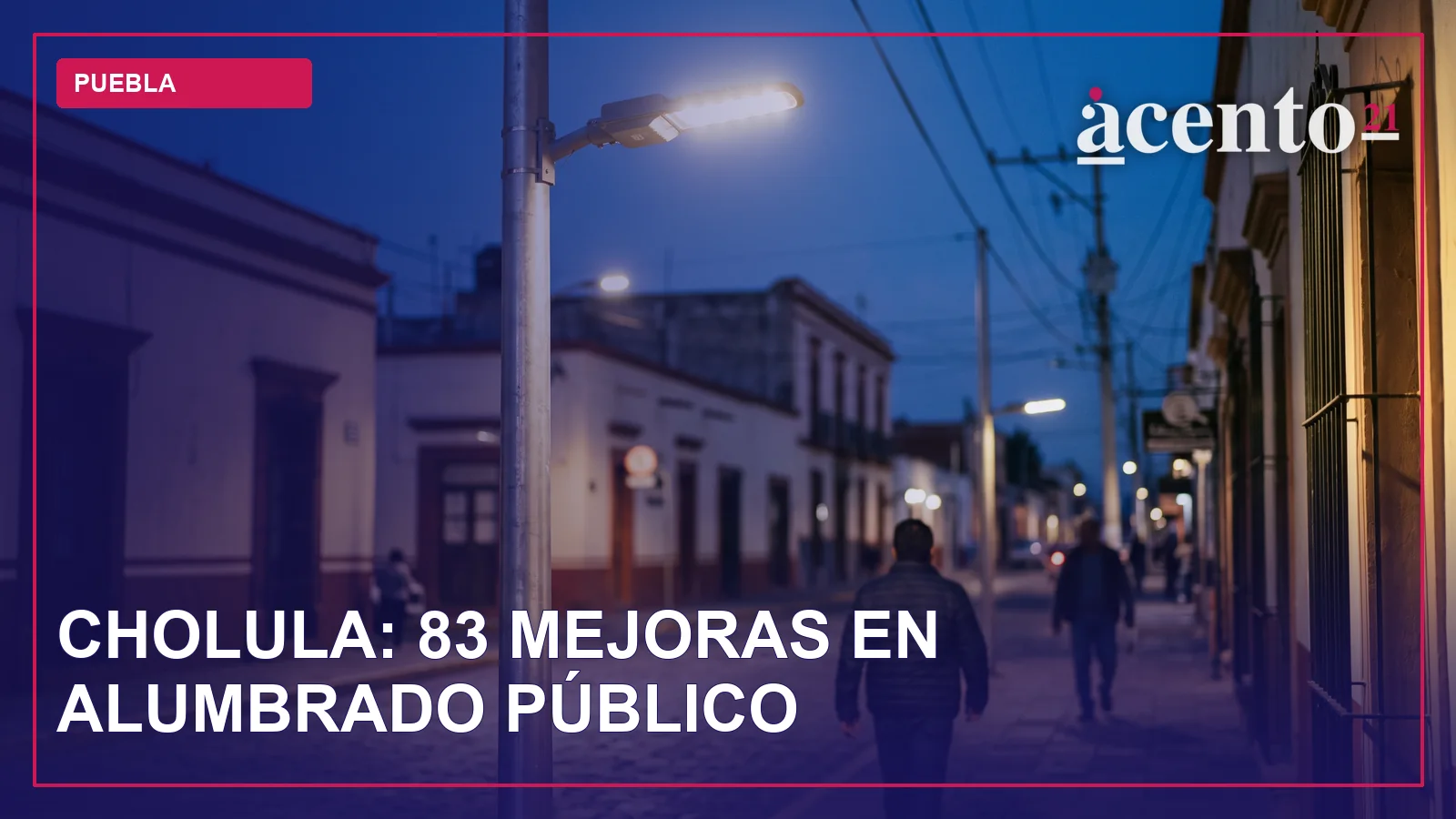 Poste de luz con luminaria encendida en un entorno urbano al anochecer