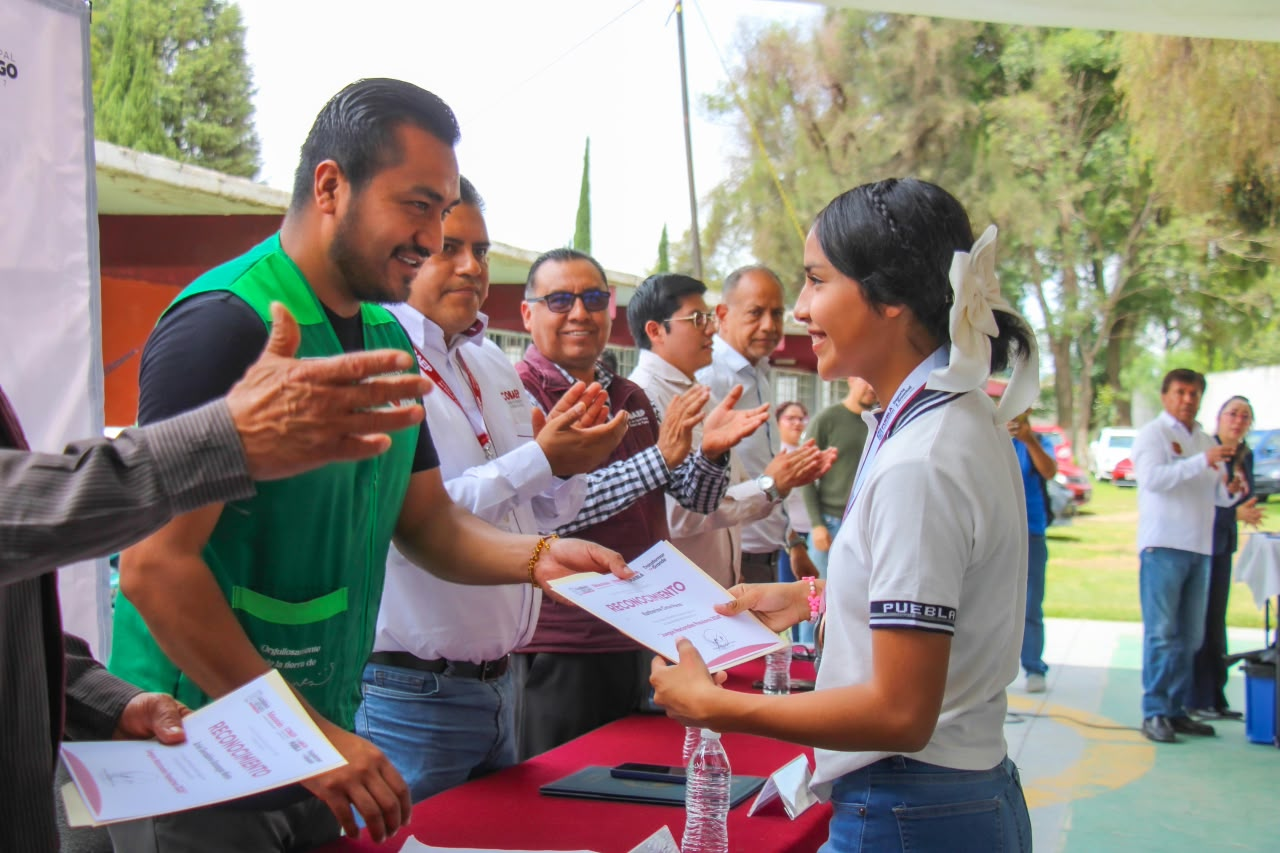Roberto Solís entrega uniformes a 468 estudiantes del COBAEP en Huejotzingo