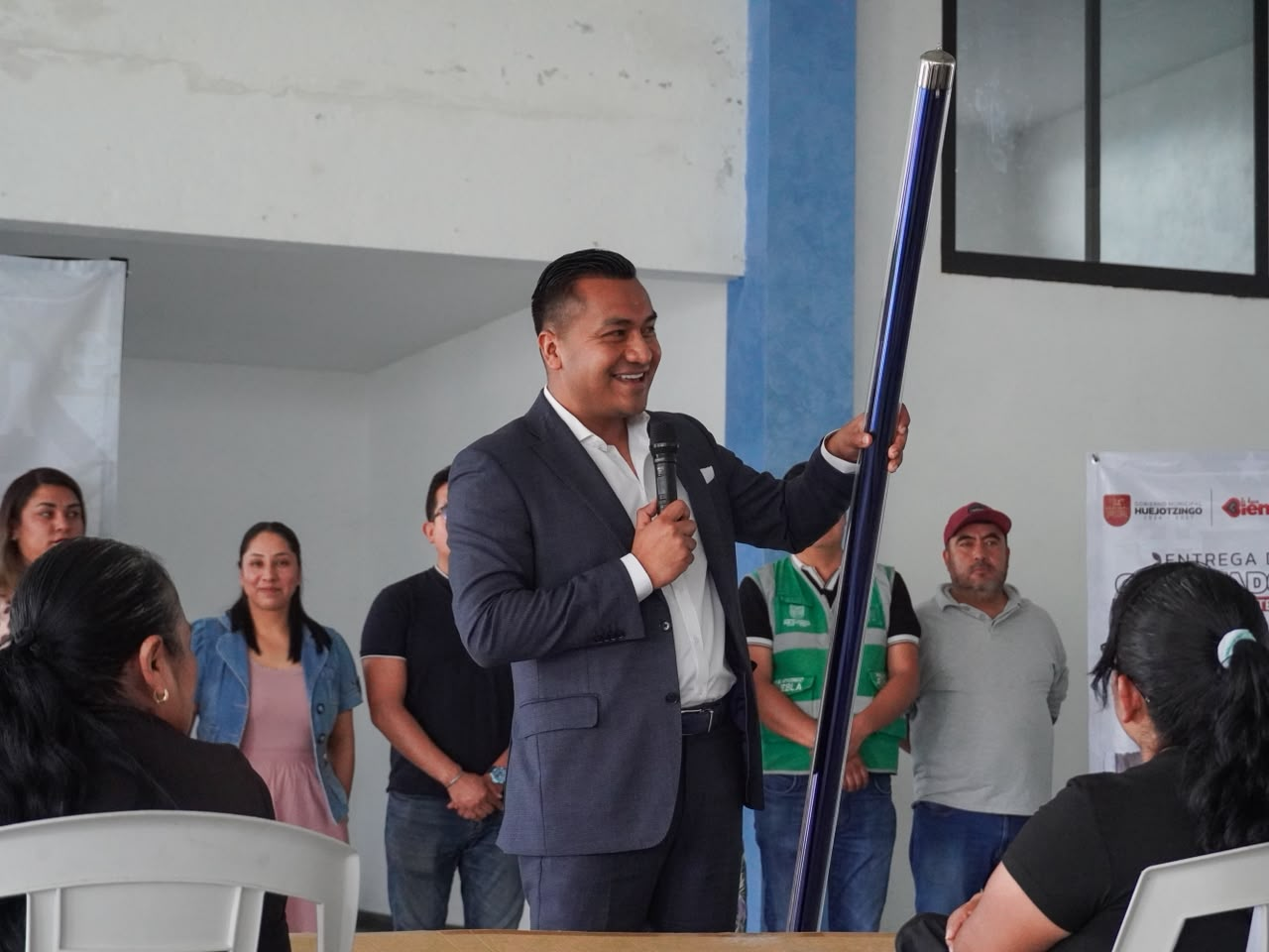 Roberto Solís entrega 143 calentadores solares a familias de Huejotzingo