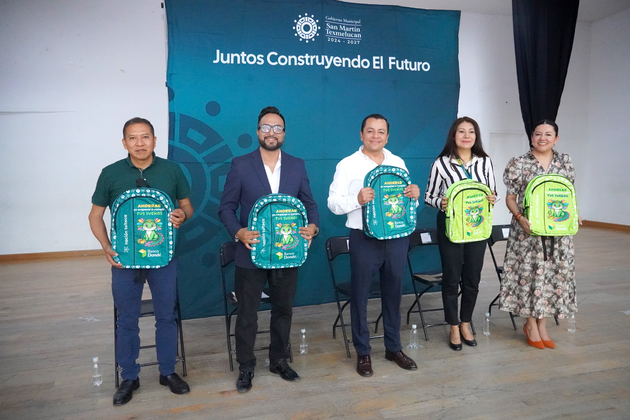 Gobierno de Texmelucan y Fundación Dondé entregan 200 mochilas a estudiantes