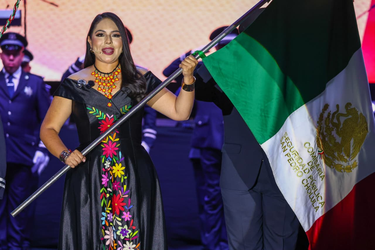 Tonantzin Fernández encabeza Grito de Independencia ante miles en San Pedro Cholula
