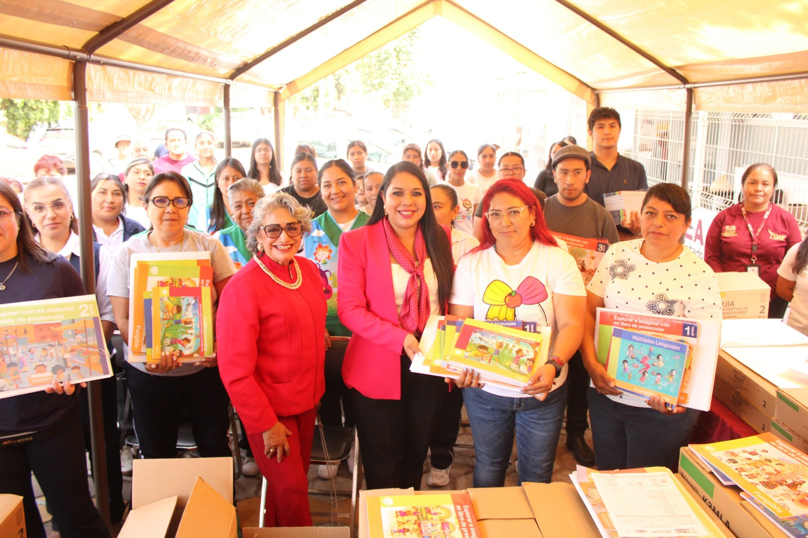 Tonantzin Fernández entrega más de 2 mil libros a los CAIC de San Pedro Cholula