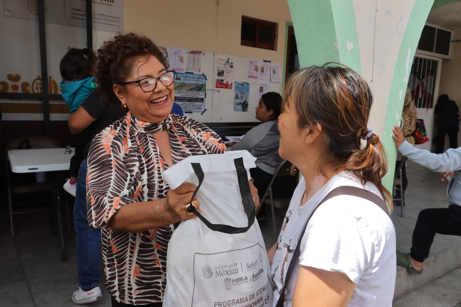 DIF de Cuautlancingo acerca apoyos alimentarios a familias de San Lorenzo Almecatla