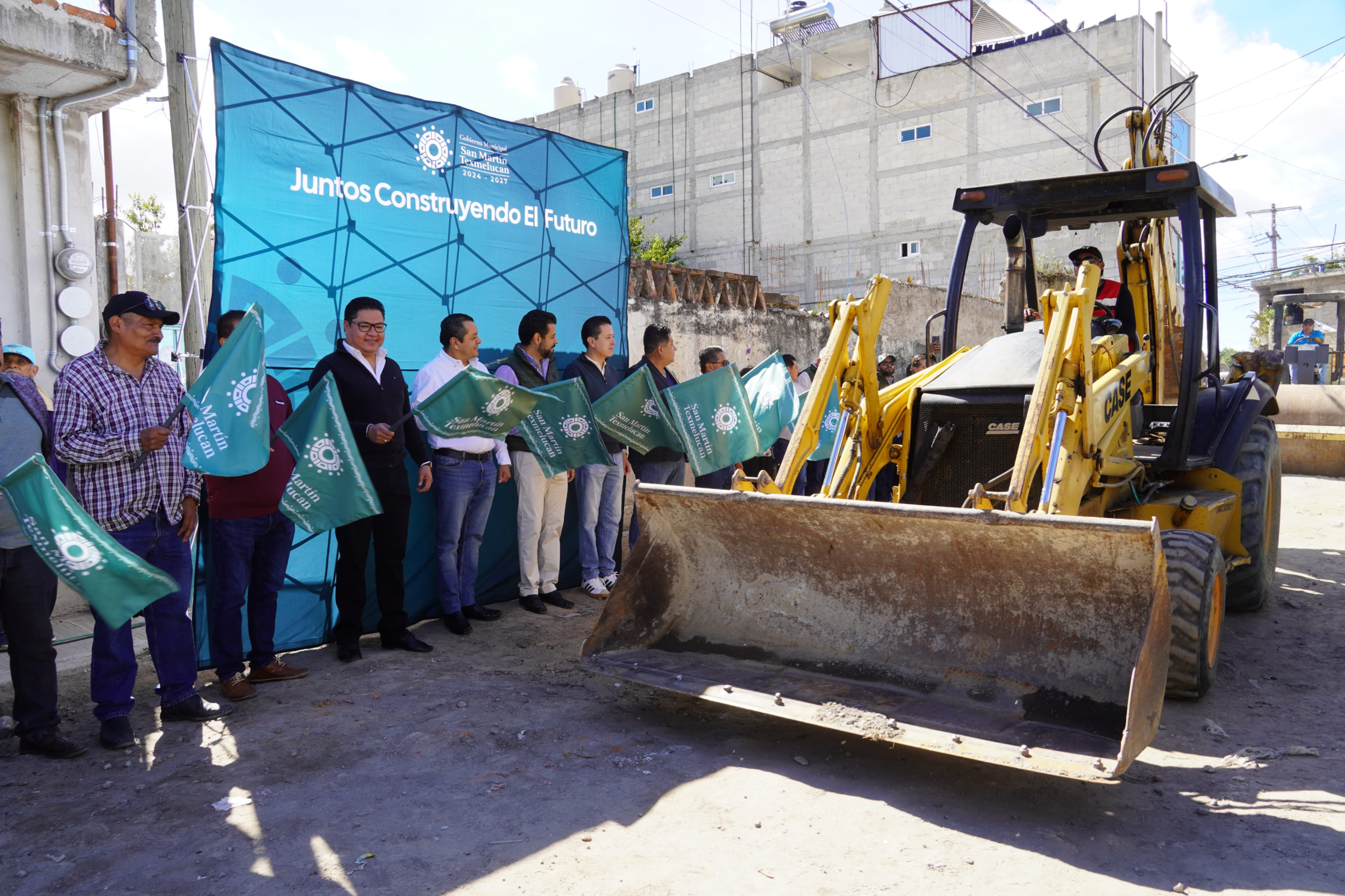 Tras 20 años de espera, inicia pavimentación de la calle Tamaulipas en Tlanalapan