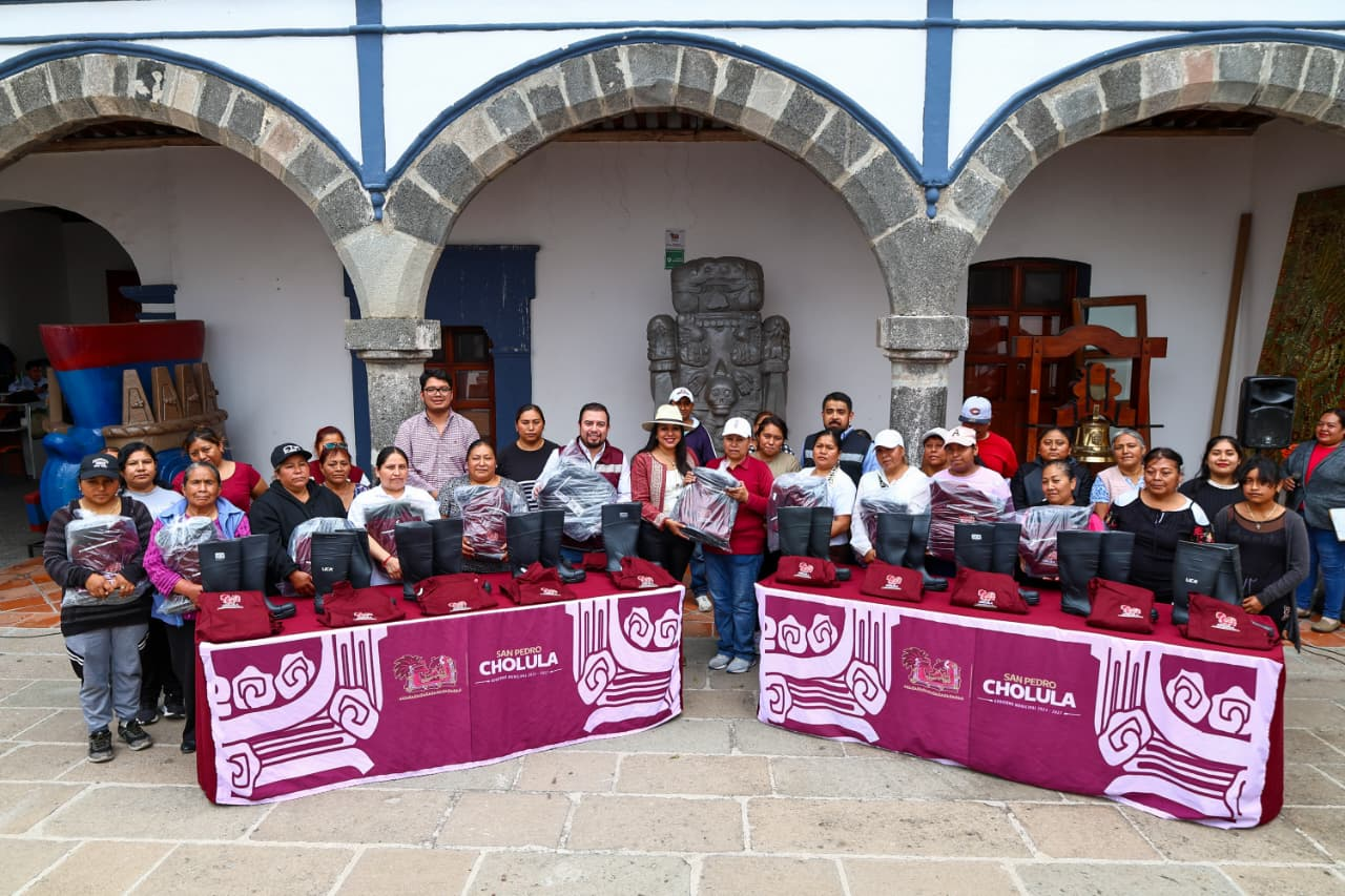 Tonantzin Fernández entrega uniformes al personal de Intendencia de Cholula
