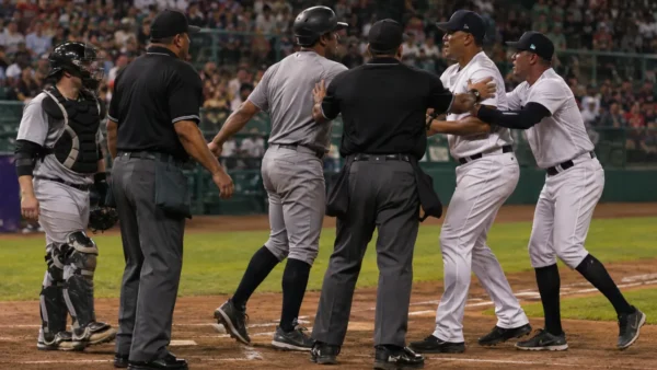 Umpires separan a beisbolistas después de una jugada tensa