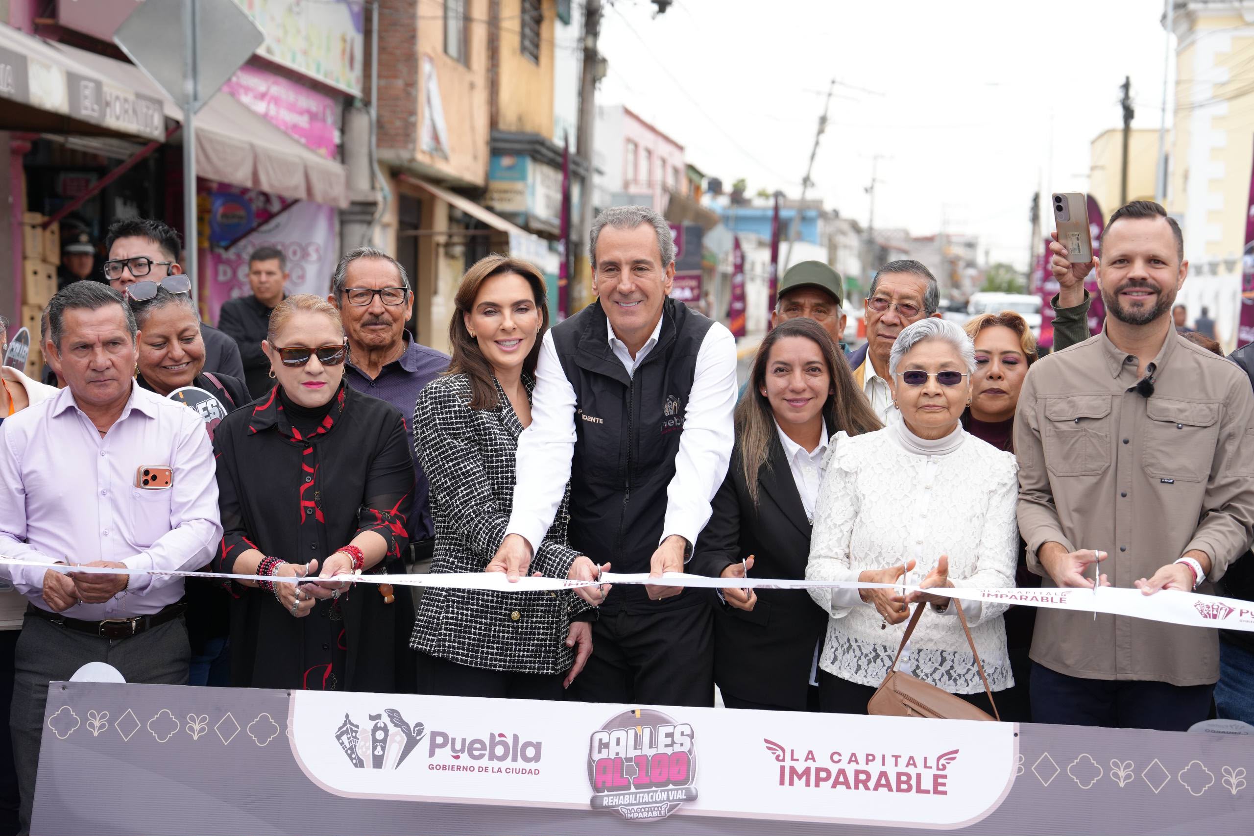 Entrega Pepe Chedraui trabajos de rehabilitación vial en San Felipe Hueyotlipan •⁠ ⁠“El corazón de mi gobierno son ustedes, el corazón de #CallesAl100 son ustedes nuestra gente, en unidad, seguimos entregado vialidades renovadas en diferentes zonas de la ciudad, porque su bienestar es mi compromiso”, dijo el alcalde Puebla, Pue., 16 de octubre de 2026.- Como resultado de la estrategia integral #CallesAl100, el presidente municipal, Pepe Chedraui, acompañado de la presidenta del Patronato del DIF Municipal, MariElise Budib, entregó los trabajos de rehabilitación vial de la calle 5 de Febrero en la Junta Auxiliar de San Felipe Hueyotlipan, los cuales benefician a más de 23 mil 200 habitantes. Al respecto, el edil mencionó que su gobierno mantiene estrecha coordinación con la presidenta Claudia Sheinbaum Pardo y con el gobernador Alejandro Armenta, así como con la ciudadanía, lo anterior, con la finalidad de construir una capital más fuerte, segura y accesible para todos. “El corazón de mi gobierno son ustedes, el corazón de #CallesAl100 son ustedes nuestra gente, en unidad, seguimos entregado vialidades renovadas en diferentes zonas de la ciudad, porque su bienestar es mi compromiso”, aseveró. Por su parte, el secretario de Movilidad e Infraestructura, David Aysa informó que durante los trabajos se intervino una superficie total de 21 mil 20 metros cuadrados, mediante acciones de fresado, conformación de la capa de subrasante, construcción de base hidráulica, guarniciones, banquetas con guía podotáctil para personas con debilidad visual, rampas, colocación de bolardos, carpeta asfáltica, aplicación de señalética horizontal e instalación de señalamiento vertical y luminarias. “Nos enfocamos en mejorar la movilidad en esta demarcación y para cumplir con esta meta, colocamos carpeta asfáltica en una longitud total de mil 532 metros y en un ancho promedio de vialidad de 12.8 metros, a fin de, garantizar traslados más seguros para todos los usuarios de la vía”, puntualizó. Cabe destacar que, con la rehabilitación de la calle 5 de Febrero se benefician a colonias como Plazuelas San José, Futura, Aquiles Serdán y San Jerónimo. Con la estrategia de mantenimiento vial #CallesAl100, el alcalde Pepe Chedraui impulsa el fortalecimiento de los circuitos viales en las diferentes juntas auxiliares que conforman Puebla Capital.