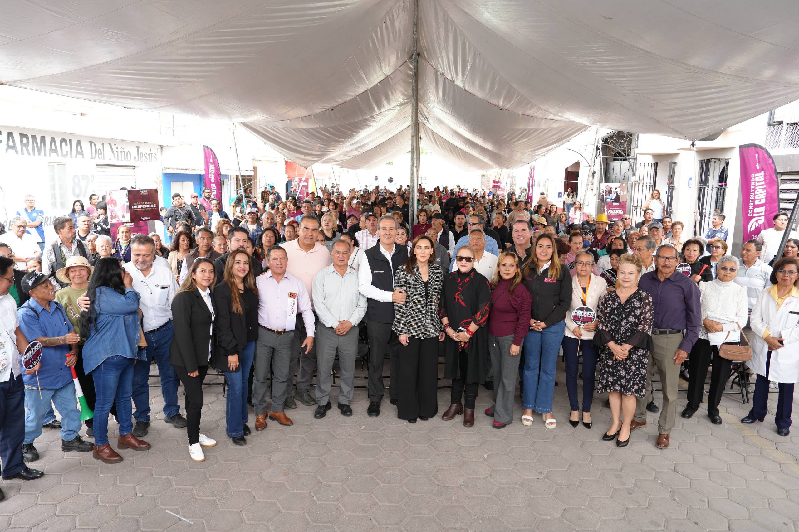 Fortalece Pepe Chedraui la alimentación y bienestar de las familias de San Felipe Hueyotlipan, a través del DIF Puebla Capital Puebla, Pue., 16 de octubre de 2026.- Como parte de las acciones realizadas durante el segundo año de actividades del Gobierno de la Ciudad, bajo el liderazgo del alcalde Pepe Chedraui, se realizaron diversas acciones para atender a las necesidades de vecinas y vecinos en San Felipe Hueyotlipan en materia de infraestructura, servicios públicos, alimentación, mediante programas y servicios del Gobierno de la Ciudad para contribuir al bienestar de las familias de esta junta auxiliar. En San Felipe Hueyotlipan, se realizaron operativos de seguridad con 62 acciones de prevención del delito y proximidad social con programas como Vecino Vigilando y Escuela Segura. También realizamos 17 capacitaciones de protección civil, dos supervisiones de simulacros y la supervisión del auditorio de la presidenta auxiliar como refugio temporal. En materia de obras, inauguró de la Calle 5 de Febrero, así como acciones de bacheo, entrega de material para bacheo en fío, trabajos en señalamiento vial y mantenimiento de la red semafórica. Con respecto a servicios públicos, en esta Junta Auxiliar, durante el segundo año, se modernizaron 890 luminarias con tecnología LED e instalaron 26 nuevos puntos de luz. Además, se realizaron trabajos en áreas verdes y 832 mantenimientos de mobiliario urbano. El servicio de limpia atendió 210 reportes, entre cuyas acciones destacaron: 118 descacharrizaciones y 45 jornadas de limpieza. En Medio Ambiente, se instalaron dos sistemas de captación de agua de lluvia en instituciones educativas y dos huertos escolares, una jornada de plantación, tres jornadas de bienestar animal y se aplicaron 299 vacunas antirrábicas. Para verificar el cumplimiento de la normativa, se realizaron 9 inspecciones a obras constructivas; Industrial de Abasto Puebla realizó 54 inspecciones sanitarias externas en la junta auxiliar. También se respaldaron a escuelas con 7 apoyos de Escuela Imparable y 110 botes de pintura e impermeabilizante, entrega de calentadores solares que beneficiaron a 27 familias y se apoyaron a 6 familias mediante el programa integral de sostenibilidad y economía comunitaria, así como a 2 personas migrantes. En atención a la salud y alimentación de la capital, durante el segundo año, el DIF Puebla Capital brindó en San Felipe Hueyotlipan 5 mil 202 atención de salud y bienestar. En salud mental, se realizaron 2 mil 430 acciones entre consultas, promoción y pruebas de detección de factores de riesgo psicosocial, se entregaron nueve aparatos funcionales, se realizaron 11 actividades de inclusión social, laboral y concientización. Además, 166 personas recibieron recursos de capacitación, desarrollo personal y autoempleo. Con Alimentación Imparable se entregaron casi 7 mil despensas y mediante Alimentación Escolar se atendieron a 925 niñas, niños y adolescentes. El edil reconoció el esfuerzo realizado por parte de la presidenta del patronato del DIF Puebla Capital, MariElise Budib, así como de su equipo de trabajo. En acciones en favor de la seguridad de las mujeres de San Felipe Hueyotlipan, se establecieron 17 puntos seguros, 16 en tiendas Oxxo y uno en la presidencia auxiliar. Mujeres residentes de esta junta auxiliar recibieron 12 asesorías jurídicas, 24 psicológicas en las instalaciones de la Secretaría de las Mujeres, también se realizaron actividades para prevenir el acoso y talleres de capacitación. En materia de economía, el alcalde mencionó que se entregaron 130 apoyos de Tu Crédito Imparable, beneficiando a 53 negocios mediante Incentiva Puebla para su apertura para acompañar el esfuerzo de quien emprende y sostiene a sus familias. De igual forma, se mencionó que en deporte se realizaron en la junta auxiliar 151 actividades físicas musicalizadas y 267 actividades de las escuelas de iniciación deportiva. Se llevaron a cabo 5 actividades culturales y se habilitaron 14 puntos públicos de acceso gratuito al internet. Durante los 2 años de gobierno, Agentes Imparables benefició a 3 escuelas de San Felipe Hueyotlipan con 832 infancias, así como acciones de mediación y conciliación condominal y cuatro recorridos del juzgado de justicia cívica. 