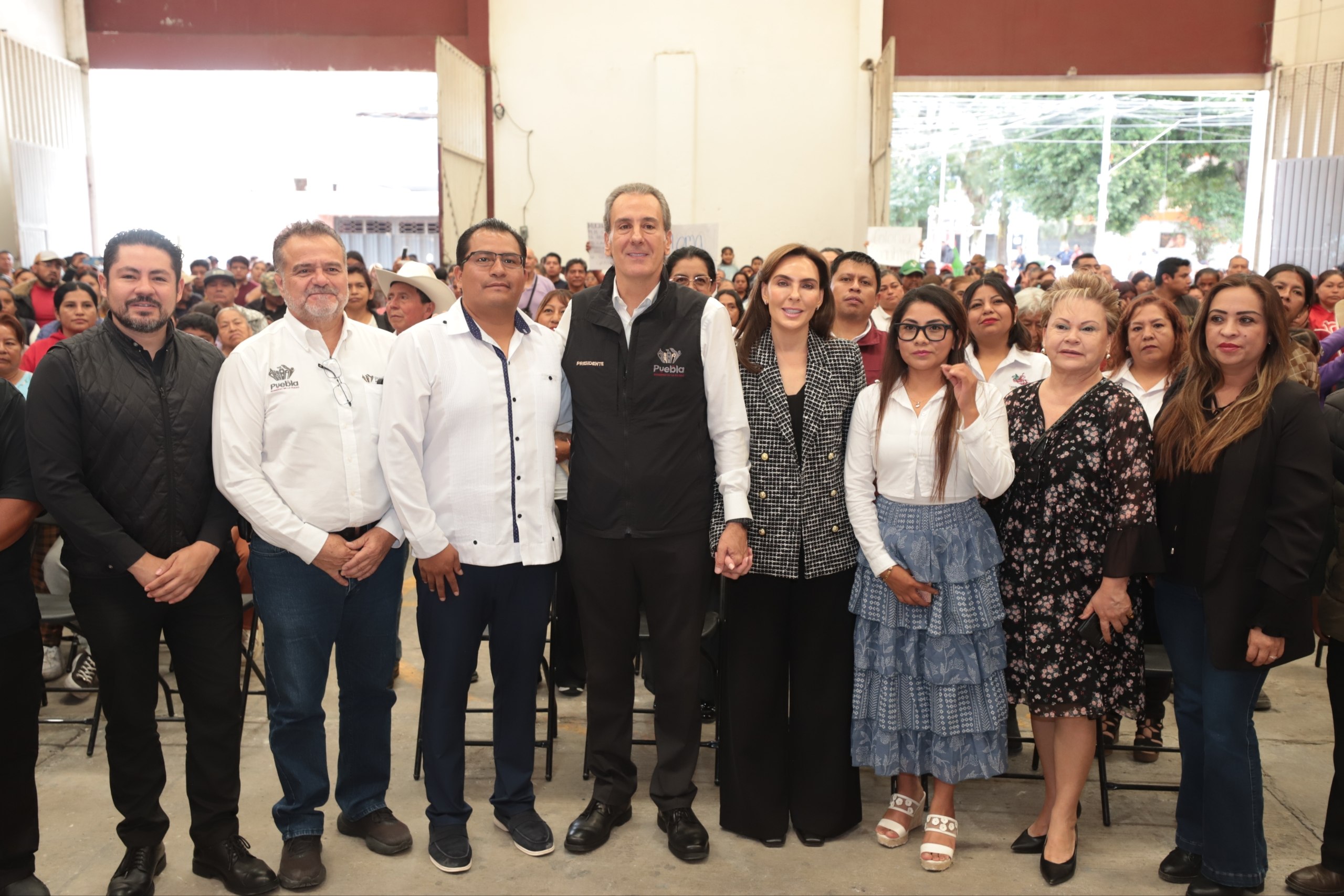 Acerca Pepe Chedraui seguridad, servicios y bienestar a San Pablo Xochimehuacan Puebla, Pue., 16 de octubre de 2026.- Durante el segundo año de actividades del Gobierno de la Ciudad, el presidente municipal, Pepe Chedraui, realizó acciones en la Junta Auxiliar de San Pablo Xochimehuacan para atender las necesidades de las familias, con la puesta en operación de cámaras con inteligencia artificial, la modernización de luminarias, la rehabilitación de vialidades y la ampliación de servicios de salud, alimentación y atención social. En reunión con vecinas y vecinos el alcalde destacó que, en materia de seguridad, en esta Junta Auxiliar se realizaron operativos de seguridad y 80 acciones de prevención del delito, nueve capacitaciones de protección civil y se supervisó el edificio administrativo de la presidencia auxiliar como refugio temporal. En materia de obras y servicios públicos, dijo, se rehabilitó el puente vehicular de la calle 5 de Mayo, se atendieron socavones y se realizaron trabajos de bacheo, señalamiento vial y mantenimiento de semáforos. Además, el Gobierno de la Ciudad modernizó mil 32 luminarias LED y se instalaron 13 nuevos puntos de luz en San Pablo Xochimehuacan. Adicionalmente se realizaron acciones en materia de salud y bienestar a través del DIF Puebla Capital, así como capacitaciones en desarrollo personal y autoempleo. También entregaron más de 15 mil despensas mediante Alimentación Imparable, con el liderazgo de la presidenta del patronado de este organismo, MariElise Budib. “Amigos y amigas de San Pablo Xochimehuacan, hemos avanzado y sabemos que todavía hay mucho por hacer. Ustedes conocen sus calles y las necesidades de sus familias. Seguiremos la ruta de nuestra presidenta, la doctora Claudia Sheinbaum y trabajando de la mano del gobernador, Alejandro Armenta, en su presidencia auxiliar y con la ciudadanía. Puebla le pertenece a su gente, cuando trabajamos unidos podemos enfrentar los retos de nuestra ciudad. Y San Pablo tiene un lugar fundamental en ese esfuerzo”, puntualizó.