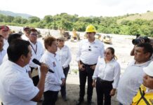 Talud de seguridad salva vidas y brinda tranquilidad a familias de Pantepec TALUD DE SEGURIDAD SALVA VIDAS Y BRINDA TRANQUILIDAD A FAMILIAS DE PANTEPEC -Con una inversión de 124 millones de pesos, el Gobierno de México y el Gobierno del Estado realizan acciones para reducir riesgos de inundación y proteger a cuatro comunidades. -Habitantes reconocen que los trabajos les devuelven la tranquilidad ante las lluvias; la obra tiene como fecha prevista de conclusión el 15 de diciembre. PANTEPEC, Pue.- Proteger la vida de las familias y evitar nuevas tragedias es el objetivo de la obra de seguridad hidráulica que se ejecuta en el río Pantepec, donde la coordinación entre los tres órdenes de gobierno permitió recuperar la capacidad de conducción del cauce y prevenir afectaciones durante la actual temporada de lluvias. Durante la supervisión de la primera etapa del talud de seguridad, con una inversión de 124 millones de pesos, el gobernador Alejandro Armenta Mier destacó que la intervención responde a una necesidad urgente, luego de que el azolve redujo la sección hidráulica del río de 180 a 80 metros. “Cuando hay una incidencia que afecta la vida o que pone en riesgo la vida de la población, es importante atenderla de manera inmediata”, enfatizó el mandatario estatal, al reconocer el trabajo de la Comisión Nacional del Agua (CONAGUA) y de la Secretaría de Infraestructura, Comunicaciones y Transportes. Explicó que las labores incluyen el desazolve para recuperar la profundidad del río, la construcción de un bordo de 3.2 kilómetros con arcilla y material producto de la limpieza, así como la instalación de muros de gaviones en los puntos donde la fuerza del agua rompió la protección durante las inundaciones del año pasado. Además, expresó su disposición para que, mediante el programa de Obra Comunitaria, se refuerce la protección del puente y las localidades no queden incomunicadas ante lluvias extraordinarias. La obra cobra relevancia tras las inundaciones del año pasado, cuando el agua cubrió calles y entró a las viviendas. Aunque hubo daños materiales, no se registraron pérdidas humanas en Pantepec. Armenta Mier reconoció la respuesta de la Coordinación de Protección Civil y Gestión del Riesgo del Estado, la Guardia Nacional, la Secretaría de la Defensa Nacional, la Marina, la Guardia Forestal, los cuerpos de bomberos y las policías y unidades municipales de Protección Civil. También destacó la participación de la diputada local Guadalupe Vargas Vargas en las gestiones para concretar estos trabajos, cuyo propósito es reducir los riesgos y resguardar a las familias de la región. “Todo esto lo hacemos por su seguridad, porque trabajamos de la mano con el gobierno municipal y con el gobernador, que tiene de verdad una disposición extraordinaria”, señaló Beatriz Torres Trucios, directora local de CONAGUA en Puebla. Explicó que, ante el paso reciente de dos fenómenos meteorológicos en el Pacífico y uno en el Golfo de México, existía preocupación por las lluvias intensas; sin embargo, gracias a la recuperación de la sección hidráulica del río, no se reportaron afectaciones en la zona durante esos eventos. Recordó que el año pasado la presidenta de México, Claudia Sheinbaum Pardo, recorrió la Sierra Norte e instruyó la ejecución de esta obra para proteger a la población. Los muros de gaviones se instalarán en los puntos más vulnerables, donde la presión y la altura del agua provocaron rupturas en el bordo durante la contingencia anterior, detalló Héctor Salazar Mondragón, subdirector de Infraestructura Hidroagrícola y Rural de la Dirección Local de CONAGUA. Precisó que los trabajos abarcarán nuevos tramos del río para ampliar la protección hasta 800 metros aguas abajo. Por su parte, la presidenta municipal de Pantepec, Araceli Gaspar Cruz, informó que en la zona laboran 11 excavadoras y más de 60 personas, con la meta de concluir las obras el próximo 15 de diciembre. Las acciones beneficiarán de manera directa a Ejido Carrizal Nuevo, La Candelaria, Ejido Carrizal Viejo y El Carrizal. “Yo agradezco que el gobernador y la presidenta Claudia Sheinbaum nos echen la mano, nos apoyen”, expresó Lucio Torres, habitante de la zona, quien recordó que antes ninguna autoridad estatal o federal había acudido a la comunidad durante una emergencia. “Cuando llueve ya queremos correr, estamos espantados del río y ahorita vemos el beneficio”, compartió, al destacar que las familias no sufrieron inundaciones durante esta temporada de lluvias. “Se está viendo la ayuda. Anteriormente no nos había visitado ningún gobernador, sin embargo, ya vino la presidenta Claudia Sheinbaum”, afirmó Hortensia Antonio, al agradecer los muros de contención. Elpidio Téllez también reconoció la instalación de los gaviones, pues ahora percibe mayor seguridad ante el riesgo de desbordamiento. Sus testimonios reflejan el valor de una obra que no solo protege viviendas y caminos: también brinda tranquilidad y contribuye a preservar vidas.