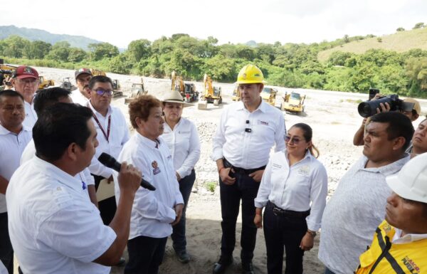 TALUD DE SEGURIDAD SALVA VIDAS Y BRINDA TRANQUILIDAD A FAMILIAS DE PANTEPEC -Con una inversión de 124 millones de pesos, el Gobierno de México y el Gobierno del Estado realizan acciones para reducir riesgos de inundación y proteger a cuatro comunidades. -Habitantes reconocen que los trabajos les devuelven la tranquilidad ante las lluvias; la obra tiene como fecha prevista de conclusión el 15 de diciembre. PANTEPEC, Pue.- Proteger la vida de las familias y evitar nuevas tragedias es el objetivo de la obra de seguridad hidráulica que se ejecuta en el río Pantepec, donde la coordinación entre los tres órdenes de gobierno permitió recuperar la capacidad de conducción del cauce y prevenir afectaciones durante la actual temporada de lluvias. Durante la supervisión de la primera etapa del talud de seguridad, con una inversión de 124 millones de pesos, el gobernador Alejandro Armenta Mier destacó que la intervención responde a una necesidad urgente, luego de que el azolve redujo la sección hidráulica del río de 180 a 80 metros. “Cuando hay una incidencia que afecta la vida o que pone en riesgo la vida de la población, es importante atenderla de manera inmediata”, enfatizó el mandatario estatal, al reconocer el trabajo de la Comisión Nacional del Agua (CONAGUA) y de la Secretaría de Infraestructura, Comunicaciones y Transportes. Explicó que las labores incluyen el desazolve para recuperar la profundidad del río, la construcción de un bordo de 3.2 kilómetros con arcilla y material producto de la limpieza, así como la instalación de muros de gaviones en los puntos donde la fuerza del agua rompió la protección durante las inundaciones del año pasado. Además, expresó su disposición para que, mediante el programa de Obra Comunitaria, se refuerce la protección del puente y las localidades no queden incomunicadas ante lluvias extraordinarias. La obra cobra relevancia tras las inundaciones del año pasado, cuando el agua cubrió calles y entró a las viviendas. Aunque hubo daños materiales, no se registraron pérdidas humanas en Pantepec. Armenta Mier reconoció la respuesta de la Coordinación de Protección Civil y Gestión del Riesgo del Estado, la Guardia Nacional, la Secretaría de la Defensa Nacional, la Marina, la Guardia Forestal, los cuerpos de bomberos y las policías y unidades municipales de Protección Civil. También destacó la participación de la diputada local Guadalupe Vargas Vargas en las gestiones para concretar estos trabajos, cuyo propósito es reducir los riesgos y resguardar a las familias de la región. “Todo esto lo hacemos por su seguridad, porque trabajamos de la mano con el gobierno municipal y con el gobernador, que tiene de verdad una disposición extraordinaria”, señaló Beatriz Torres Trucios, directora local de CONAGUA en Puebla. Explicó que, ante el paso reciente de dos fenómenos meteorológicos en el Pacífico y uno en el Golfo de México, existía preocupación por las lluvias intensas; sin embargo, gracias a la recuperación de la sección hidráulica del río, no se reportaron afectaciones en la zona durante esos eventos. Recordó que el año pasado la presidenta de México, Claudia Sheinbaum Pardo, recorrió la Sierra Norte e instruyó la ejecución de esta obra para proteger a la población. Los muros de gaviones se instalarán en los puntos más vulnerables, donde la presión y la altura del agua provocaron rupturas en el bordo durante la contingencia anterior, detalló Héctor Salazar Mondragón, subdirector de Infraestructura Hidroagrícola y Rural de la Dirección Local de CONAGUA. Precisó que los trabajos abarcarán nuevos tramos del río para ampliar la protección hasta 800 metros aguas abajo. Por su parte, la presidenta municipal de Pantepec, Araceli Gaspar Cruz, informó que en la zona laboran 11 excavadoras y más de 60 personas, con la meta de concluir las obras el próximo 15 de diciembre. Las acciones beneficiarán de manera directa a Ejido Carrizal Nuevo, La Candelaria, Ejido Carrizal Viejo y El Carrizal. “Yo agradezco que el gobernador y la presidenta Claudia Sheinbaum nos echen la mano, nos apoyen”, expresó Lucio Torres, habitante de la zona, quien recordó que antes ninguna autoridad estatal o federal había acudido a la comunidad durante una emergencia. “Cuando llueve ya queremos correr, estamos espantados del río y ahorita vemos el beneficio”, compartió, al destacar que las familias no sufrieron inundaciones durante esta temporada de lluvias. “Se está viendo la ayuda. Anteriormente no nos había visitado ningún gobernador, sin embargo, ya vino la presidenta Claudia Sheinbaum”, afirmó Hortensia Antonio, al agradecer los muros de contención. Elpidio Téllez también reconoció la instalación de los gaviones, pues ahora percibe mayor seguridad ante el riesgo de desbordamiento. Sus testimonios reflejan el valor de una obra que no solo protege viviendas y caminos: también brinda tranquilidad y contribuye a preservar vidas.