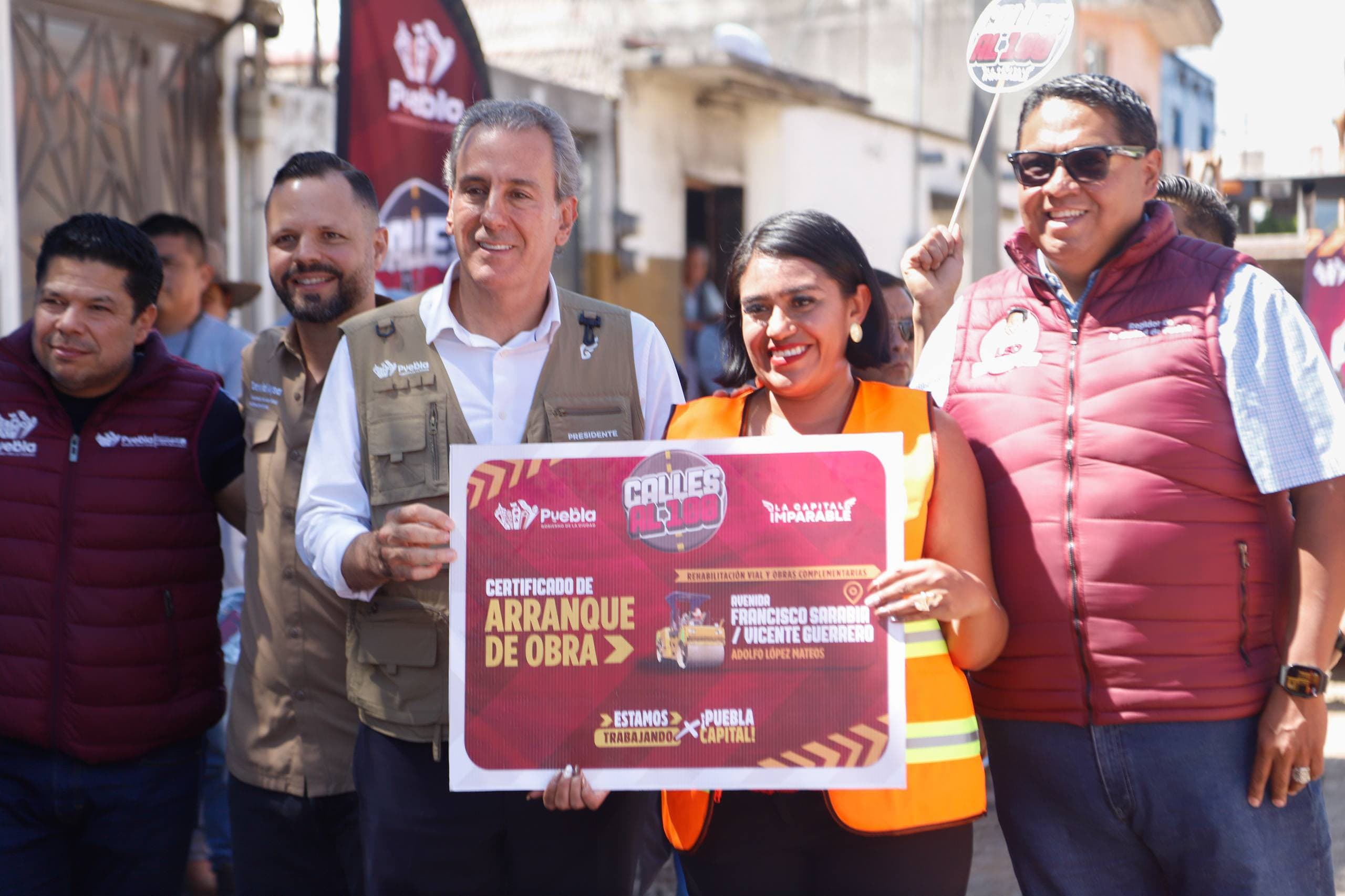 Arranca Pepe Chedraui trabajos de rehabilitación vial en la colonia Adolfo López Mateos •⁠ ⁠“Estamos cumpliendo nuestro compromiso con la ciudadanía, invertimos como nunca antes en materia de mantenimiento vial”: dijo el alcalde Puebla, Pue., 29 de octubre de 2026.- Con el objetivo de brindar circuitos viales de calidad a la ciudadanía, el presidente municipal, Pepe Chedraui, encabezó el arranque de los trabajos de rehabilitación vial de la avenida Francisco Sarabia - Vicente Guerrero en la colonia Adolfo López Mateos, los cuales beneficiarán a más de 15 mil 700 habitantes. Al respecto, el edil destacó que, mejorar las calles de Puebla Capital es dar cumplimiento a un compromiso con las y los ciudadanos de construir una ciudad con mejores condiciones de movilidad, vialidades accesibles y entornos más seguros. “Estamos cumpliendo nuestro compromiso con la ciudadanía, invertimos como nunca antes en materia de mantenimiento vial”, subrayó. Por su parte, el presidente de la Comisión de Infraestructura, Movilidad y Servicios Públicos del Cabildo, Leobardo Rodríguez Juárez mencionó que, la Secretaría de Movilidad e Infraestructura ha traducido la visión del alcalde Pepe Chedraui en obras que benefician directamente a las y los capitalinos. “El alcalde Pepe Chedraui está trabajando para erradicar el rezago histórico que en materia de infraestructura vial ha registrado nuestra capital”, añadió. En su momento, el secretario de Movilidad e Infraestructura, David Aysa, informó que, se intervendrá una superficie total de 4 mil 768 metros cuadrados, mediante acciones de construcción de subrasante, base hidráulica, guarniciones, banquetas con huella podotáctil para personas con discapacidad visual, reductores de velocidad, rampas, colocación de bolardos, aplicación de señalética horizontal, instalación de señalamientos verticales y luminarias. “Esta intervención contempla trabajos integrales que permitirán mejorar las condiciones de circulación, fortalecer la seguridad vial y favorecer la accesibilidad peatonal”, aseveró. Cabe destacar que, como parte de la intervención de la avenida Francisco Sarabia - Vicente Guerrero, se colocará carpeta asfáltica en una longitud total de 620 metros y en un ancho promedio de vialidad de 7 metros, en beneficio de colonias como: Adolfo López Mateos, Tepeyac, Los Pinos y Naciones Unidas. Con el fortalecimiento de las arterias viales, el alcalde Pepe Chedraui cumple su compromiso con las y los capitalinos.