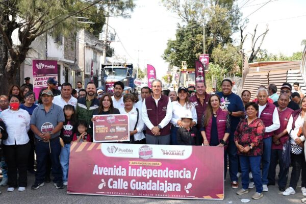 Impulsa Pepe Chedraui obras de mejoramiento vial en Ignacio Romero Vargas •⁠ ⁠“Mi compromiso es consolidar una infraestructura vial moderna e incluyente, con obras que respondan directamente a las necesidades de nuestra gente”: dijo el alcalde Puebla, Pue., 30 de octubre de 2026.- Como resultado de la puesta en marcha de la estrategia #CallesAl100, el presidente municipal, Pepe Chedraui, encabezó el arranque de los trabajos de rehabilitación vial de la avenida Independencia y calle Guadalajara en la colonia Independencia, los cuales beneficiarán a más de 14 mil 300 habitantes de la capital. Con sede en la Junta Auxiliar Ignacio Romero Vargas, el edil señaló que su gobierno mantiene una estrecha coordinación con las autoridades auxiliares para garantizar que las obras y acciones en materia de infraestructura respondan a las necesidades de la población y sus beneficios lleguen directamente a las familias capitalinas. “Estamos construyendo vialidades que transforman la movilidad y garantizan espacios más accesibles para todas y todos. Mi compromiso es consolidar una infraestructura vial moderna e incluyente, con obras que respondan directamente a las necesidades de nuestra gente”, aseveró. Por su parte, el presidente de la Comisión de Infraestructura, Movilidad y Servicios Públicos del Cabildo, Leobardo Rodríguez Juárez, destacó que el Gobierno de la Ciudad impulsa la mejora de la infraestructura vial con una visión de justicia social, en atención prioritaria de juntas auxiliares, colonias populares y unidades habitacionales. “Hoy los recursos públicos se están llevando a donde más se necesitan. Estamos hablando de una inversión que pone en el centro a las juntas auxiliares, las colonias populares y las unidades habitacionales, sectores que durante muchos años demandaron mejores vialidades y servicios”, expresó. En su mensaje, el secretario de Movilidad e Infraestructura, David Aysa, informó que, durante los trabajos se ejecutarán acciones de construcción de subrasante, base hidráulica, guarniciones, banquetas con huella podotáctil para personas con discapacidad visual, rampas, colocación de bolardos, aplicación de señalética horizontal, instalación de señalamientos verticales y luminarias, lo anterior, en una superficie total de 9 mil 550 metros cuadrados. “Cada vialidad que se rehabilita en la ciudad impulsa el desarrollo económico y social de la comunidad, de ahí, la importancia que este gran trabajo que encabeza el alcalde Pepe Chedraui. Por ello, continuaremos recorriendo la ciudad con el respaldo de este gobierno ciudadano, un gobierno que está hecho para y por la gente”, precisó. Cabe destacar que, como parte de la intervención de la avenida Independencia y calle Guadalajara, se colocará carpeta asfáltica en una longitud total de 797 metros y en un ancho promedio de vialidad de 8.4 metros, en beneficio de colonias como: Independencia y Arcos Santa Cruz. Con estas acciones, el alcalde Pepe Chedraui reafirma el compromiso de su administración con las juntas auxiliares, mediante obras que atienden rezagos históricos y contribuyen a mejorar la calidad de vida de sus habitantes.