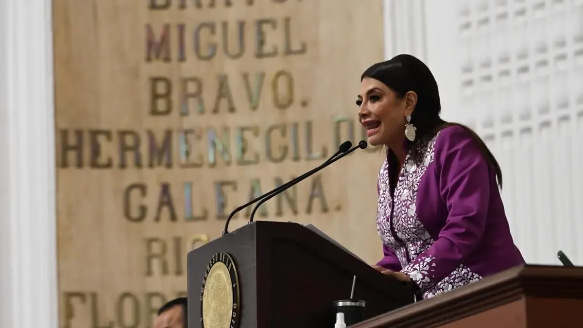 Brugada presenta iniciativa de Rentas Justas en Congreso Representación de un edificio moderno con un cartel de 'Se Alquila' y un gráfico de precios de alquiler en aumento, simbolizando la gentrificación.