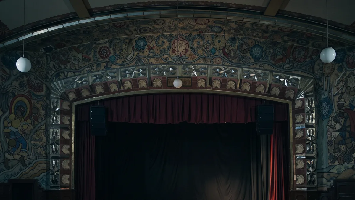 La Llorona tendrá 14 funciones gratuitas en CDMX Representación artística de una figura femenina etérea con vestimenta blanca, evocando la leyenda de La Llorona, en un ambiente oscuro y misterioso.