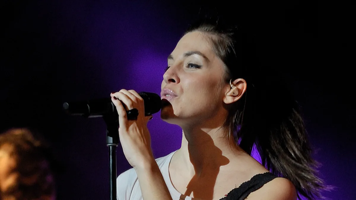 La Oreja de Van Gogh confirma gira en México para 2027 Imagen de un escenario de concierto con luces y un micrófono, representando un evento musical.