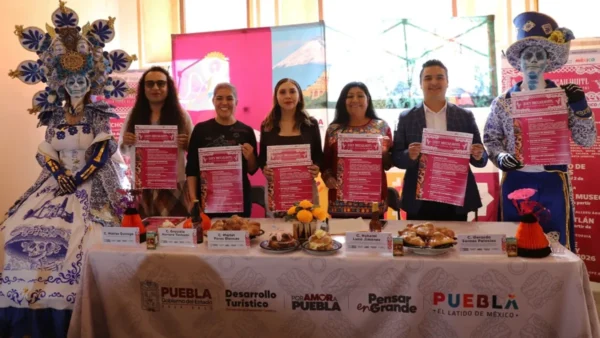 Ilustración de ofrenda de Día de Muertos con calaveras y cempasúchil en Ajalpan o San Pedro Cholula