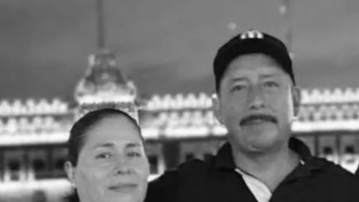 Asesinan a regidor del PRI y a su esposa en emboscada en Michoacán Vehículo policial en una zona rural de Michoacán, México, con luces de emergencia encendidas.