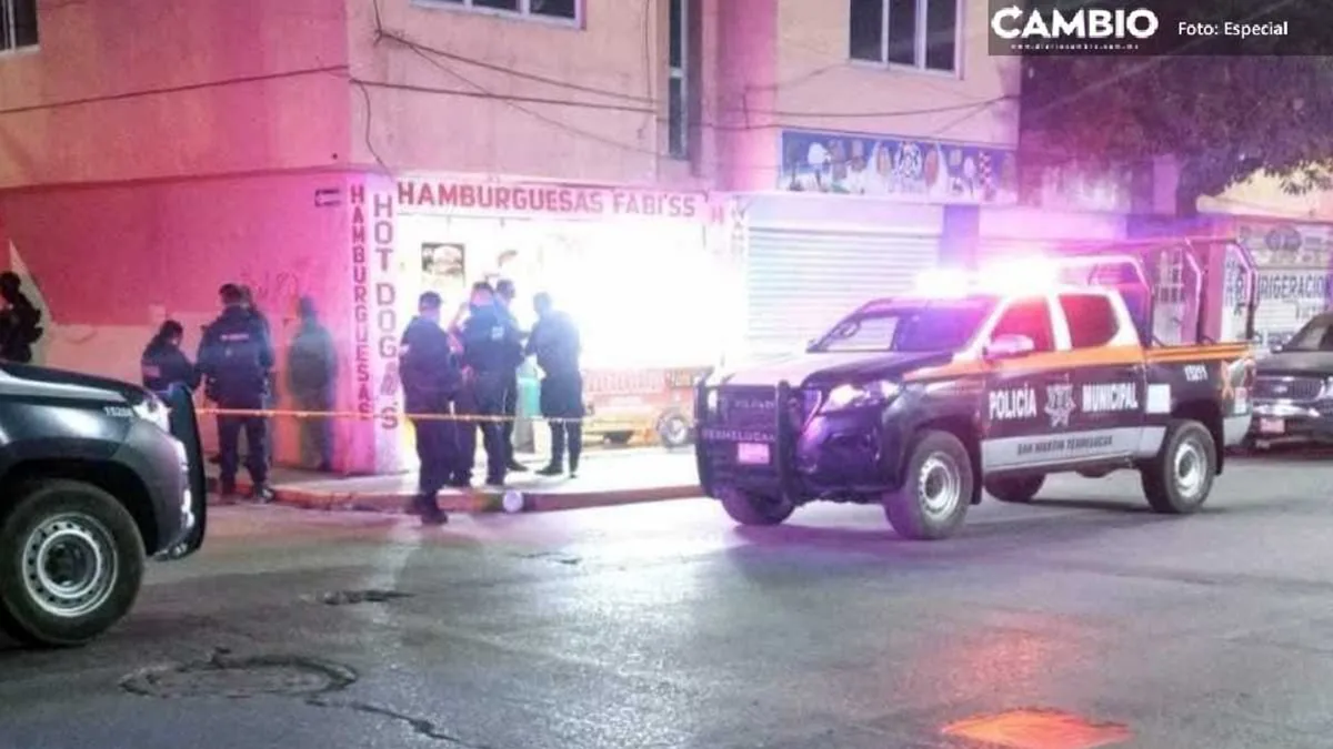 Ataque en Texmelucan deja un muerto y un herido grave de 22 años Patrullas de policía y cinta de acordonamiento en un lugar de crimen en San Martín Texmelucan