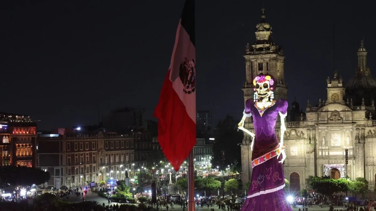 Catrina del Zócalo logra Récord Guinness por su altura Vista de la Catrina gigante instalada en el Zócalo de la Ciudad de México