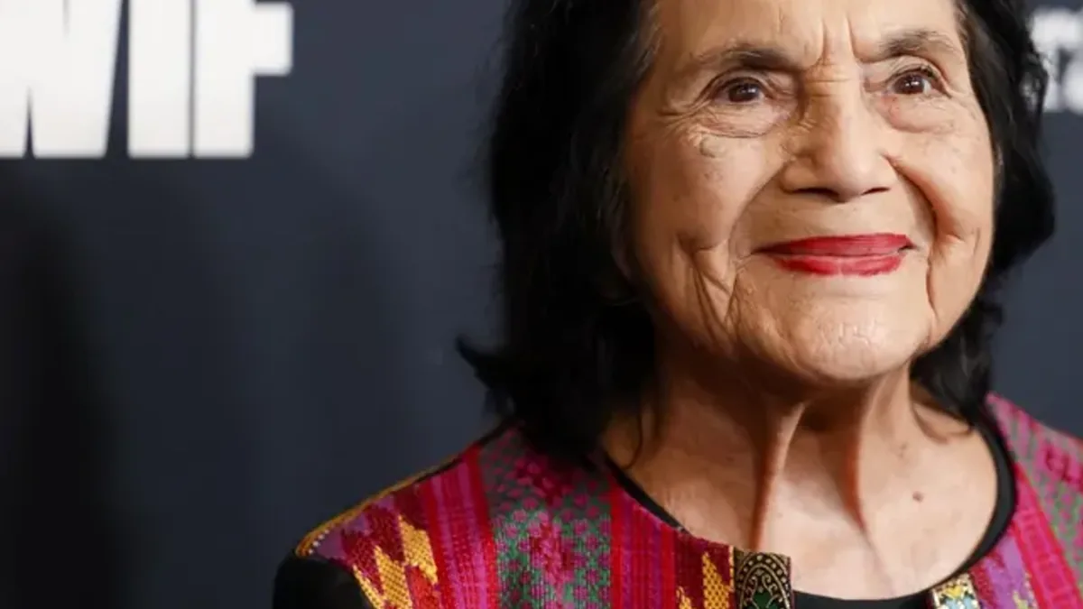 Muere Dolores Huerta, líder que denunció abusos de César Chávez Retrato de Dolores Huerta, activista y cofundadora del sindicato de trabajadores agrícolas, en un evento público en California.