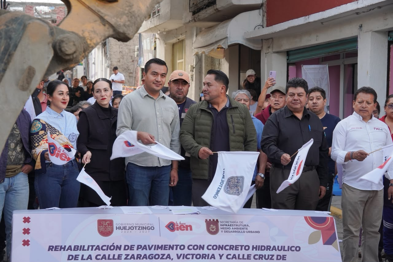 Roberto Solís inicia pavimentación de tres vialidades principales en Xalmimilulco Roberto Solís inicia pavimentación de tres vialidades principales en Xalmimilulco