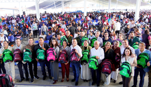 Texmelucan entrega 3 mil 500 mochilas a estudiantes de educación media superior