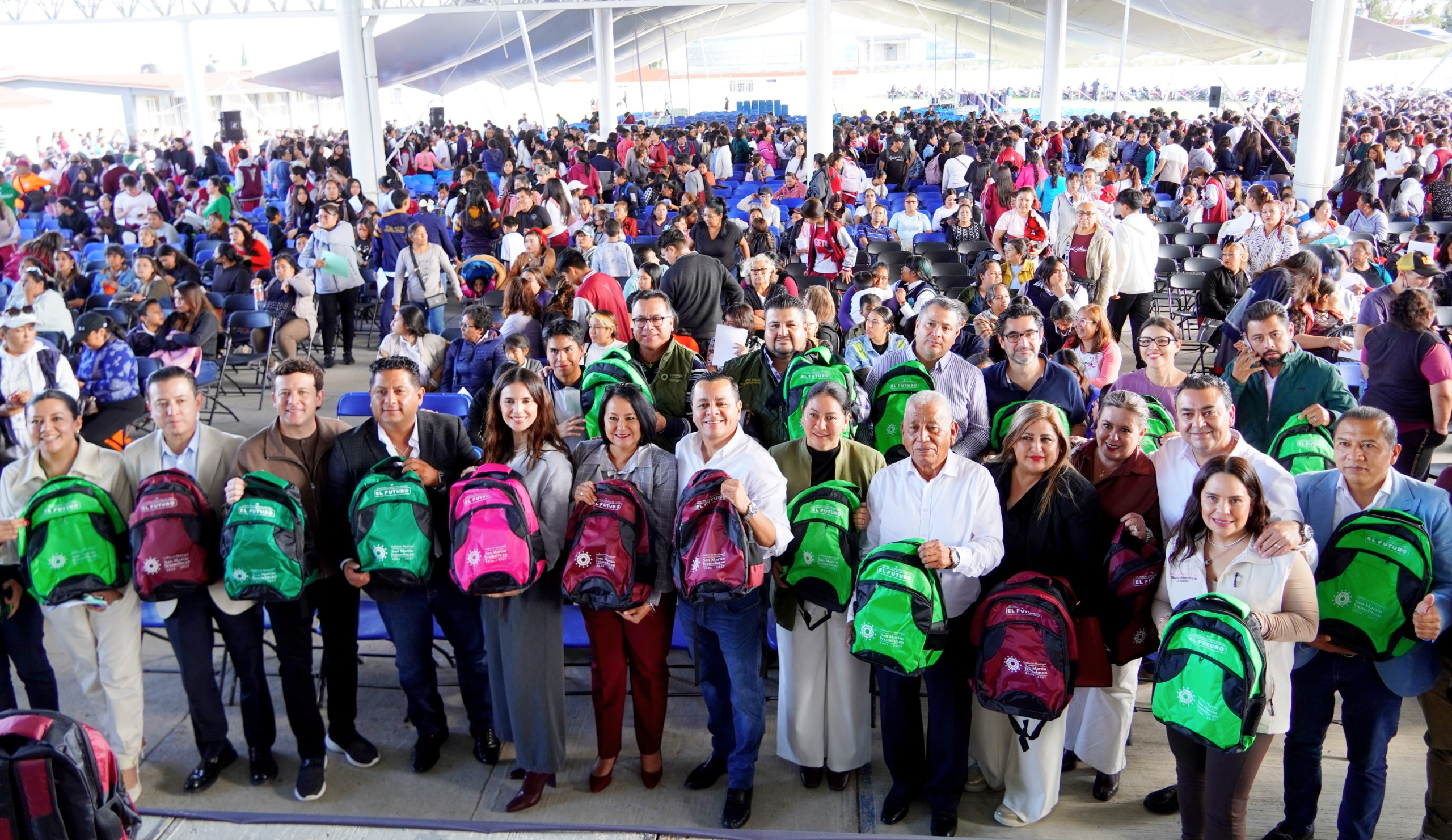 Texmelucan entrega 3 mil 500 mochilas a estudiantes de educación media superior Texmelucan entrega 3 mil 500 mochilas a estudiantes de educación media superior