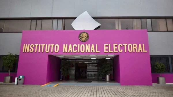 Calendario marcando diciembre con el logo del INE en el fondo, simbolizando la fecha de la posible designación del nuevo presidente.