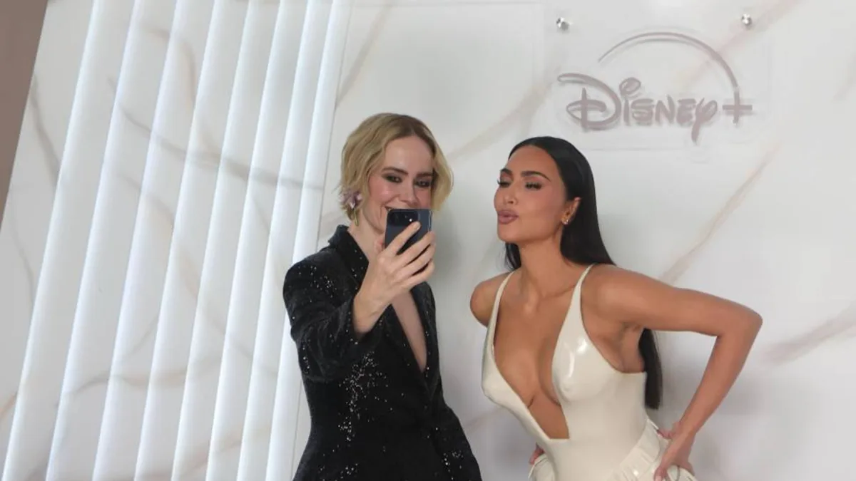 Kim Kardashian y elenco de 'Todo Vale' promocionan serie en CDMX Kim Kardashian en un evento de promoción de 'Todo Vale' en la Ciudad de México