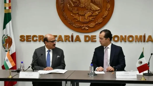 Representación gráfica de los mapas de México e India conectados por líneas de comercio.